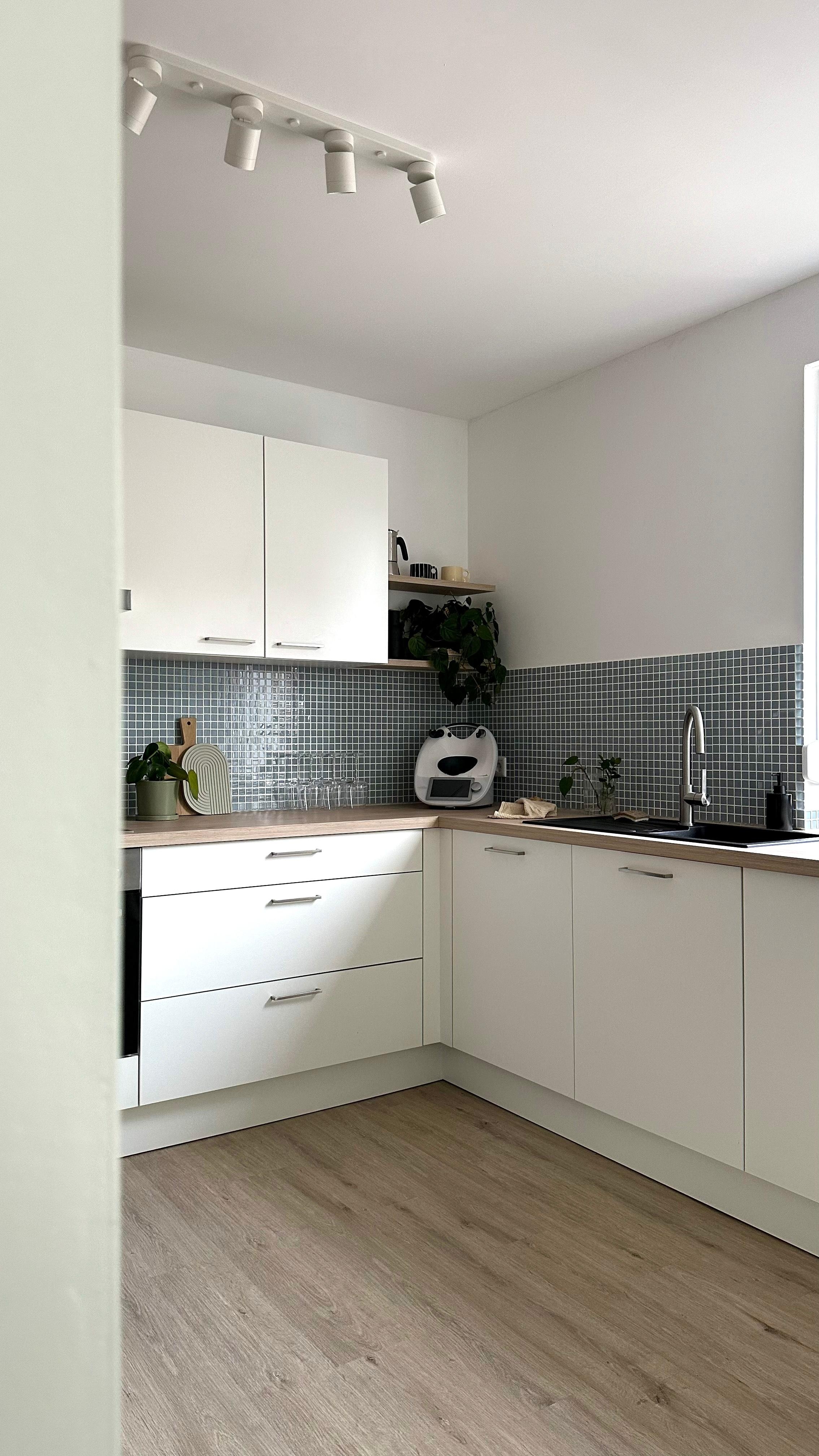 #küche #weißeküche #küchenliebe #couchliebt #fliesenspiegel #mosaikfliesen #offeneküche