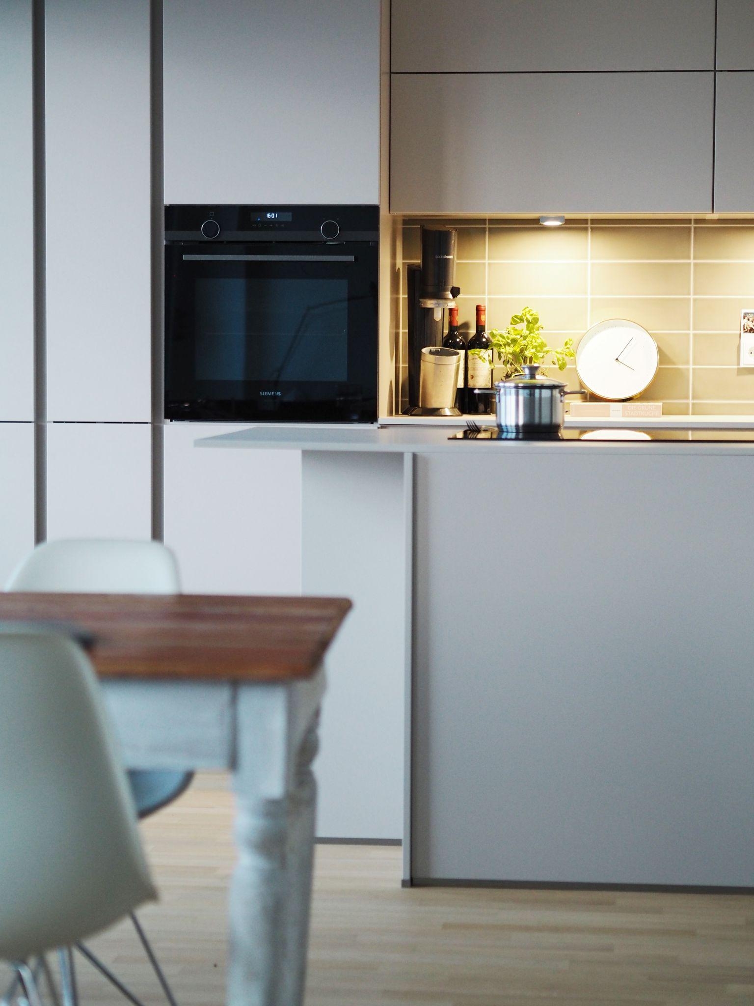 Küchen-Liebe 💛bei uns modern, minimalistisch und mit viel Stauraum #küche #küchenideen #küchenfliesen