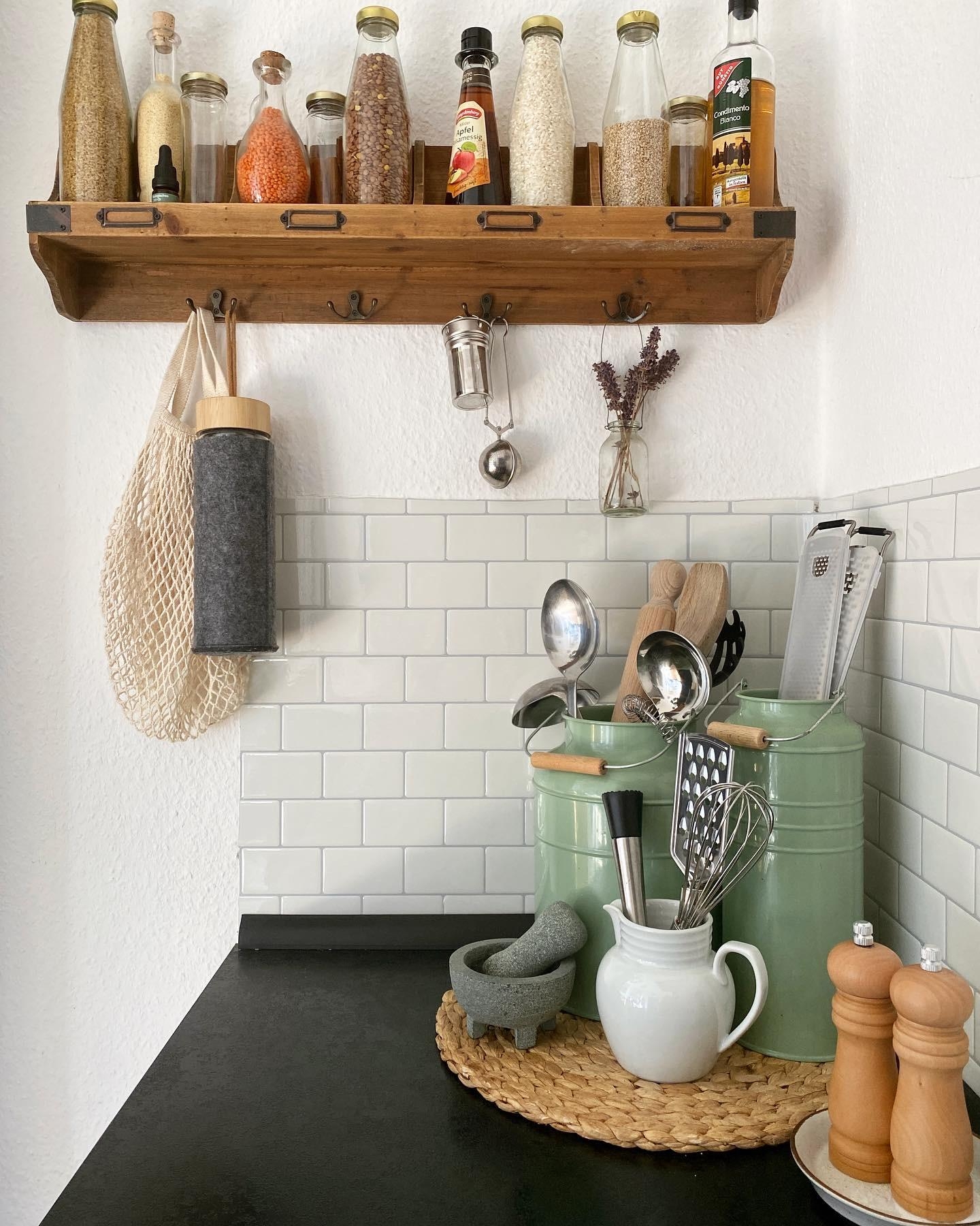 Küchenausschnitt 
#kleineküche #schwarzeküche #vintage #boho #holz #nachhaltig #wandregal #küchenideen