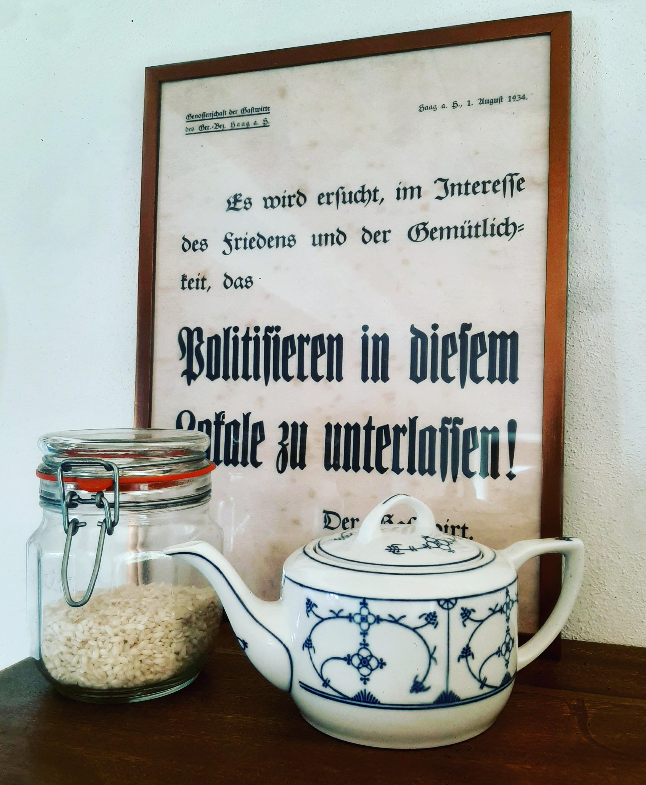 Küchendeko = Küchenregeln. #politisierenunterlassen #küchendeko #vintageposter #vintageporcelain