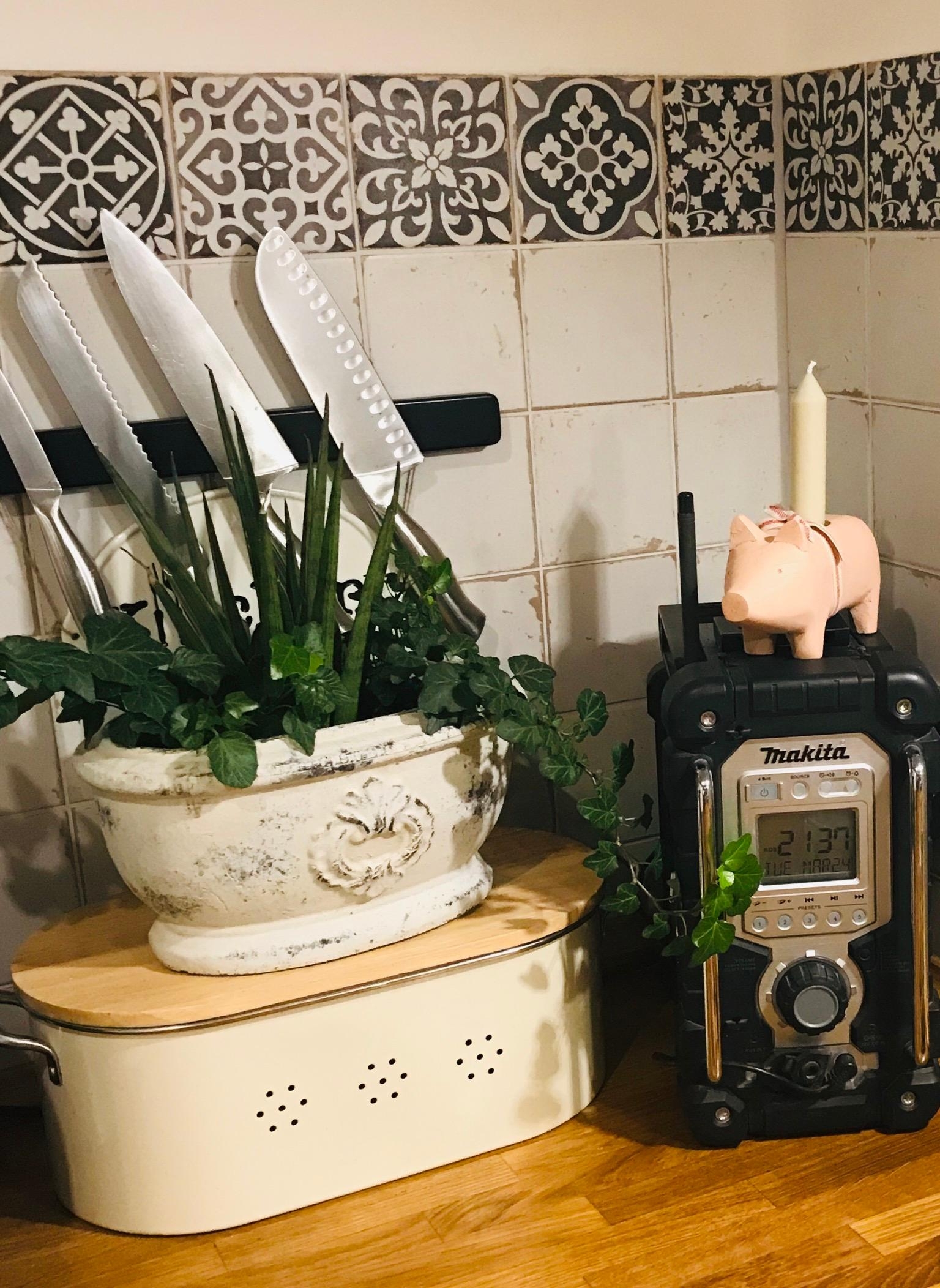 #küchendeko #livingchallenge
Auch in einer Landhausküche, darf das Baustellenradio mit Schweinchen Deko nicht fehlen 😉