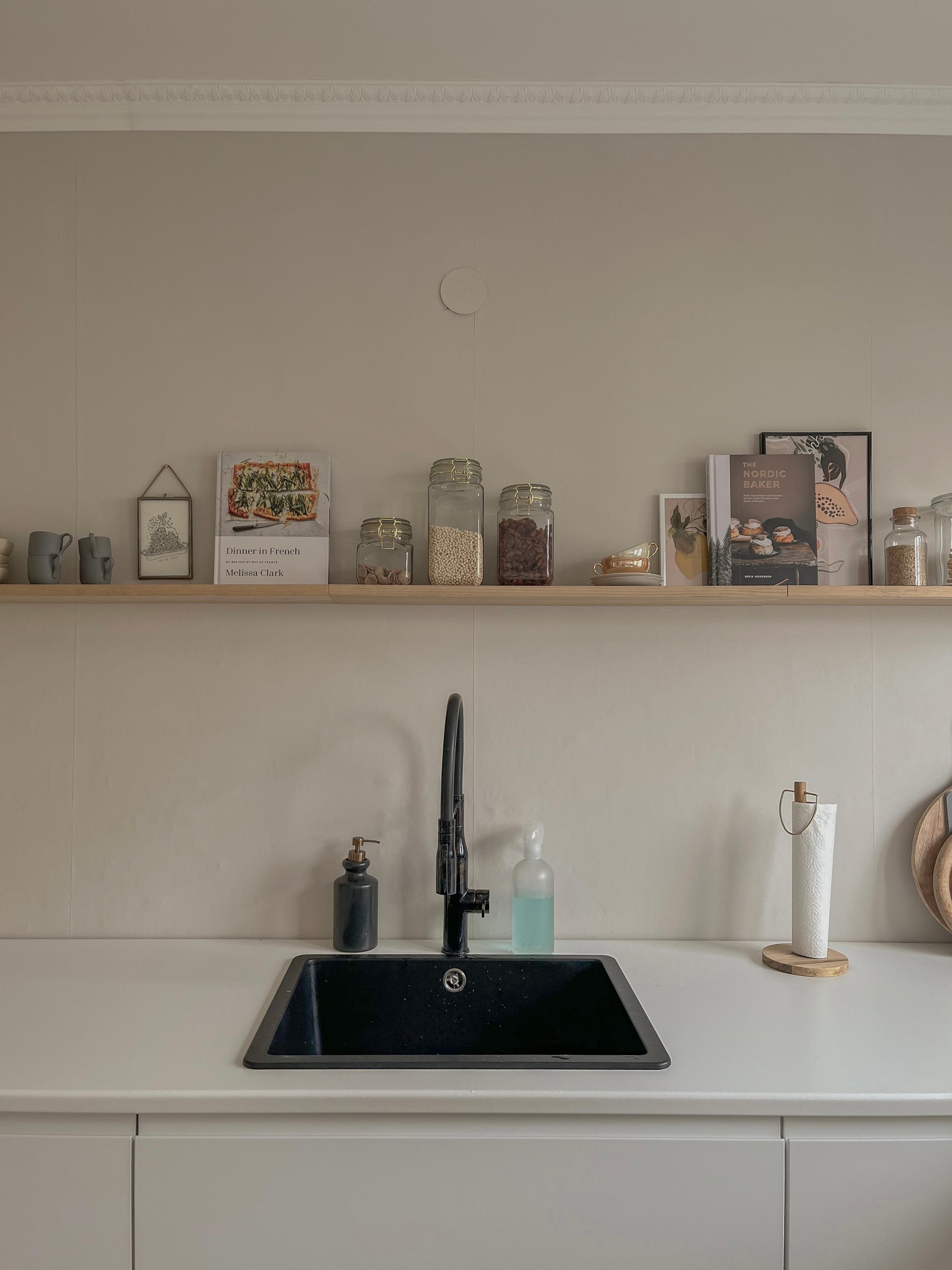 Küchendetails #Ikea #Metod #küche #weiß #regal #küchenregal #kochbücher #schwarze #spüle #schalen #tassen #weißeküche