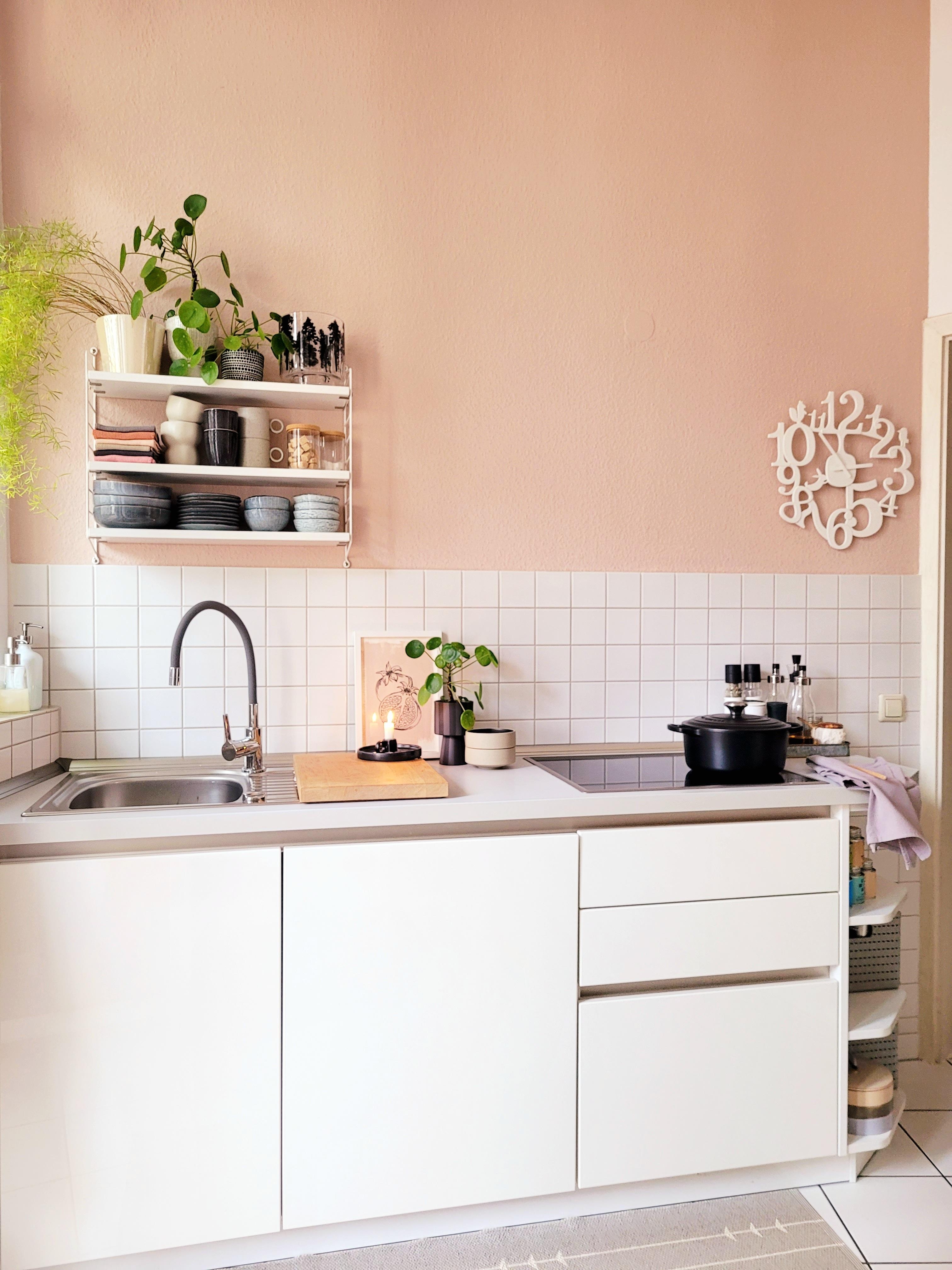 Kücheneinblick 
#Altbau 
#kitchen
#Pastellfarben 
#weisseküche 
#Keramik 
#stringregal 
