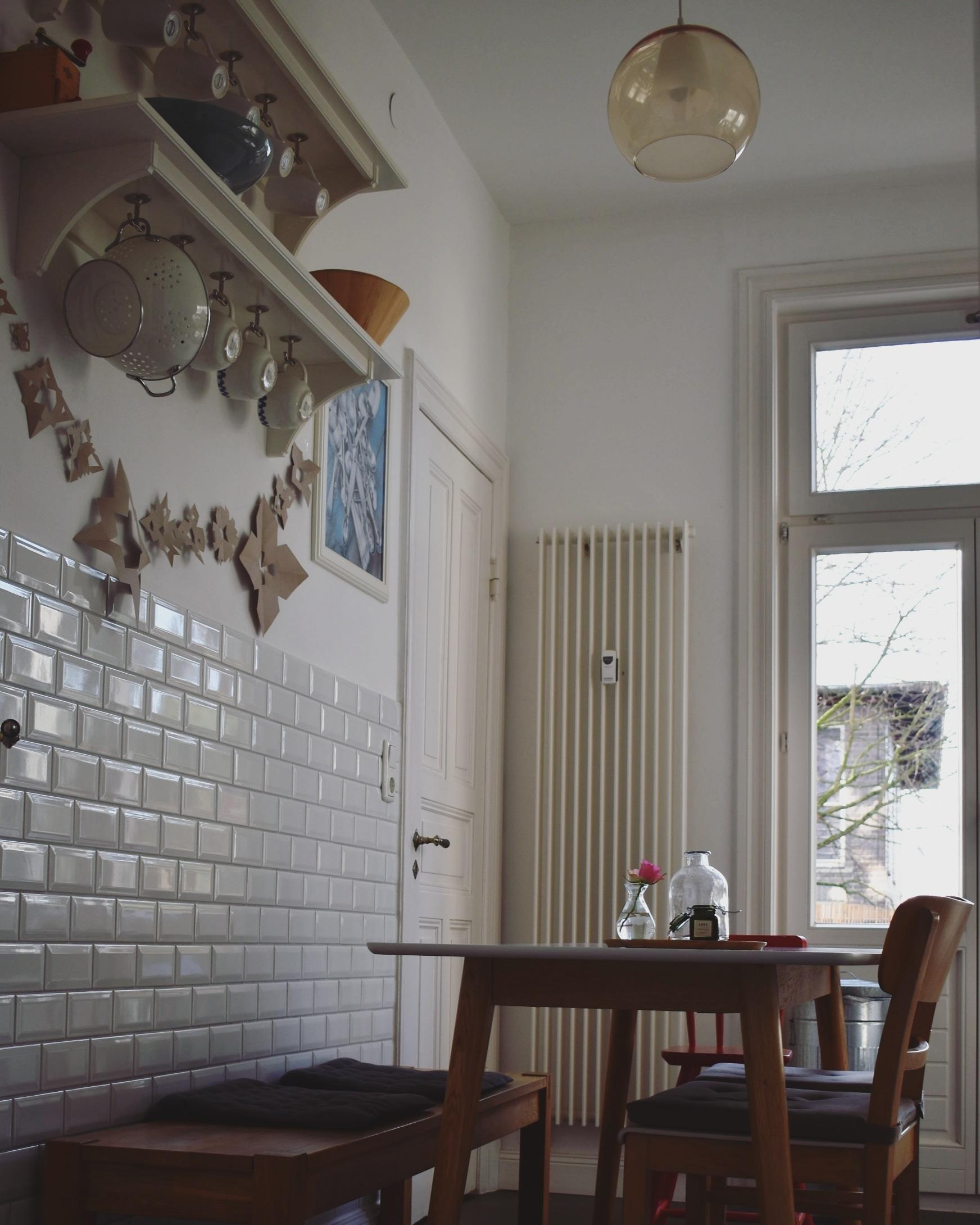 Kücheneinblick
#küche #metrofliesen #esstisch #altbauliebe #altbau 
