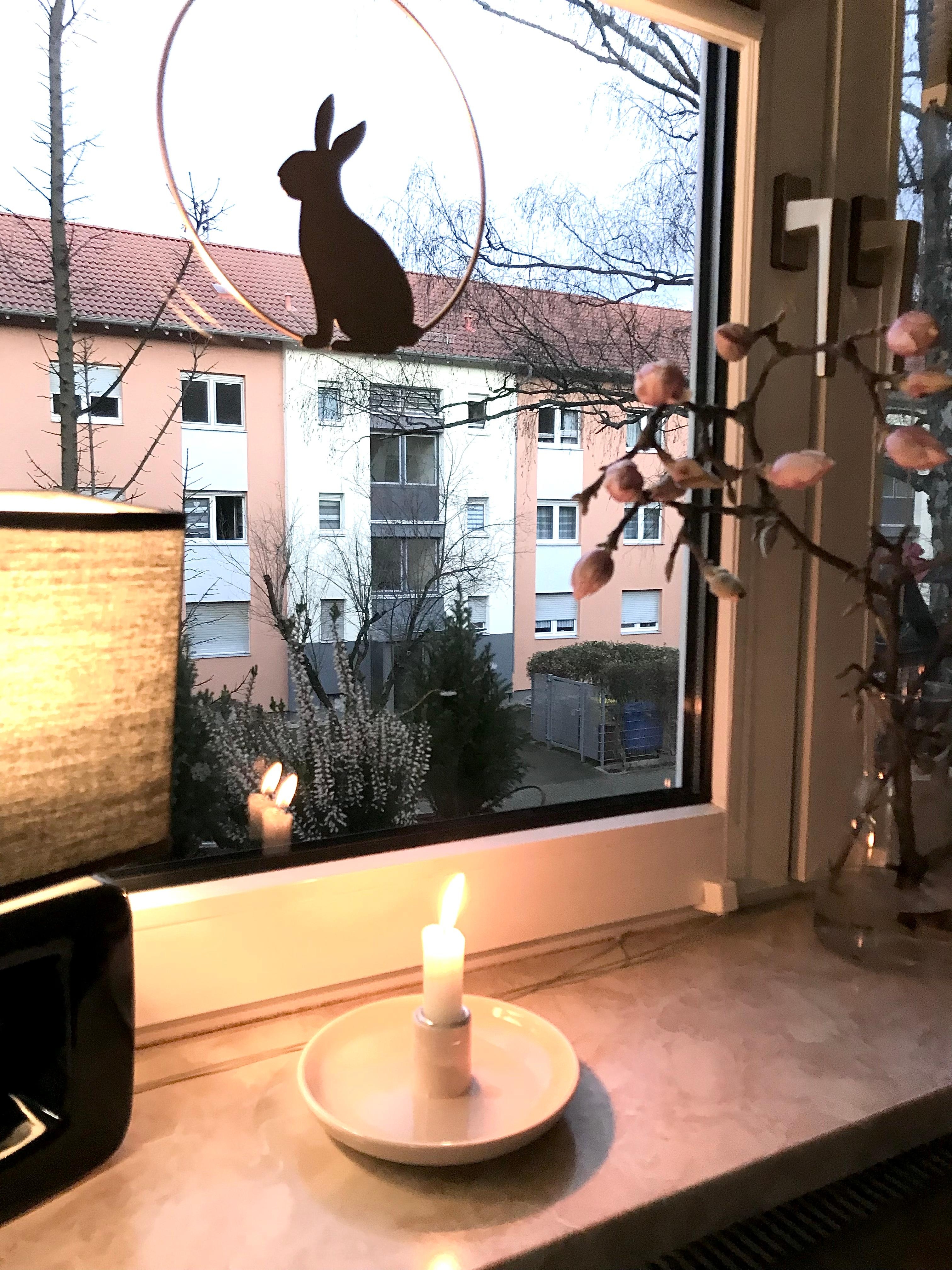 Küchenfenster bereit für Ostern🐰
#spring #zweige #kerze #tischlampe #fensterdeko #vase #osterhase #fensterbank 