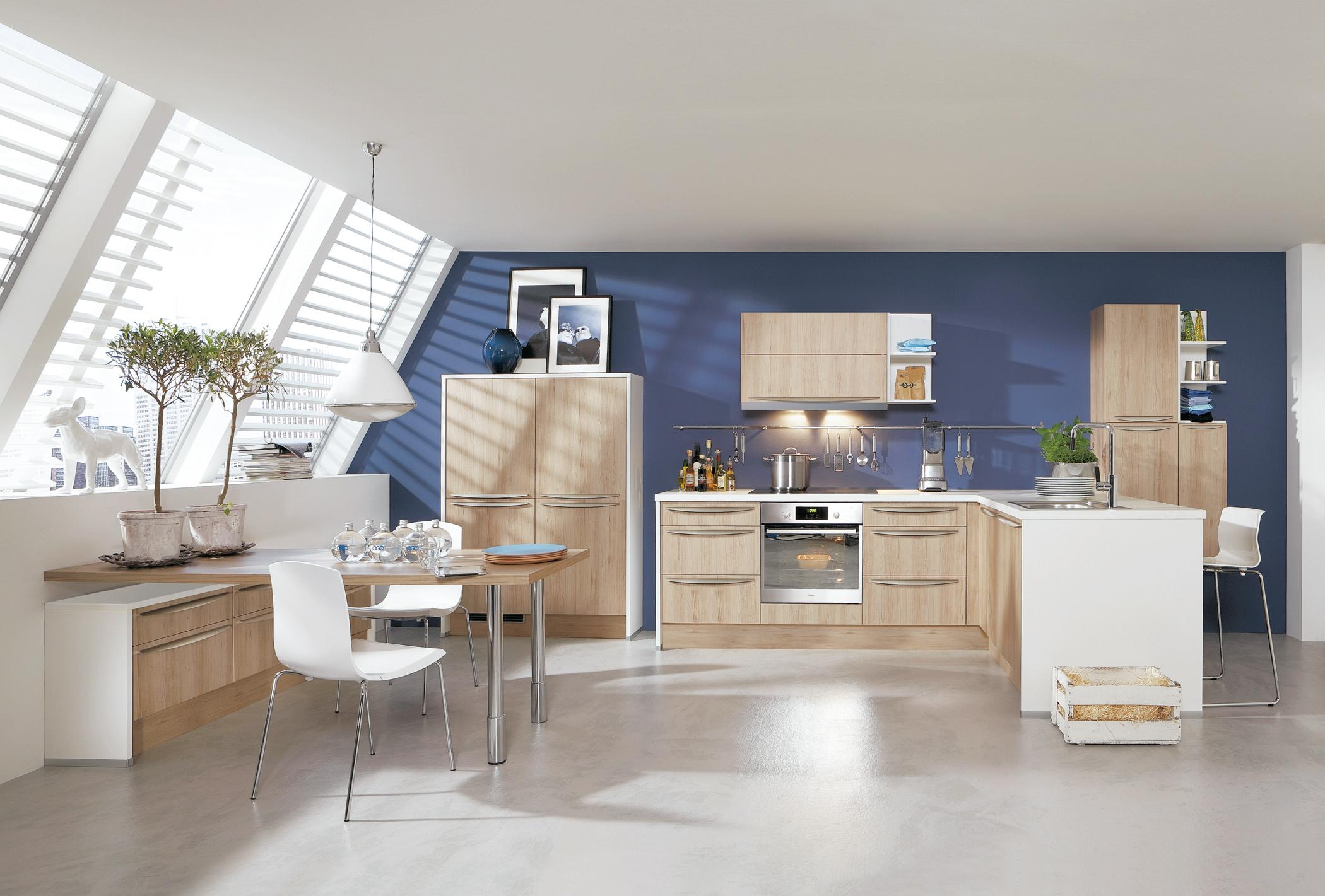 Küchenfront aus Buchenholz #blauewandfarbe ©impuls Küchen/Alno AG