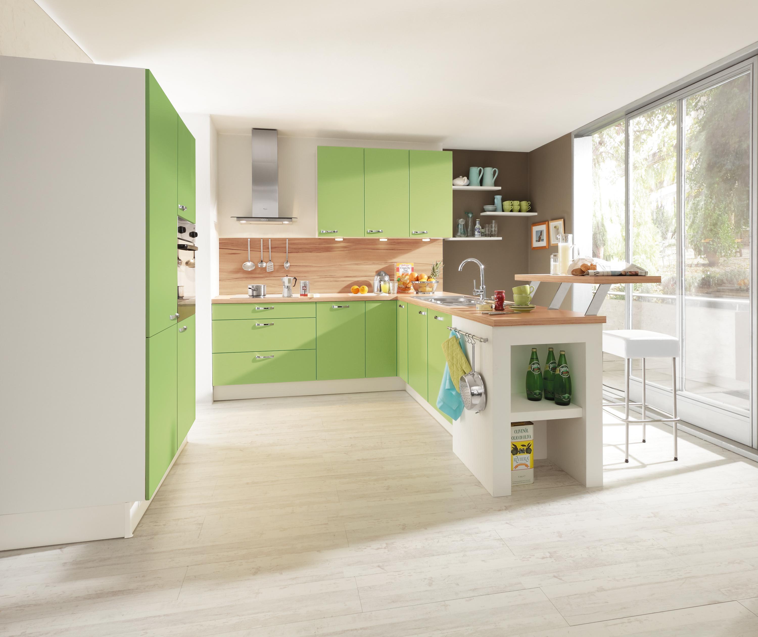 Küchenfront in Hellgrün #küchentresen #weißerbarhocker ©Pino Küchen