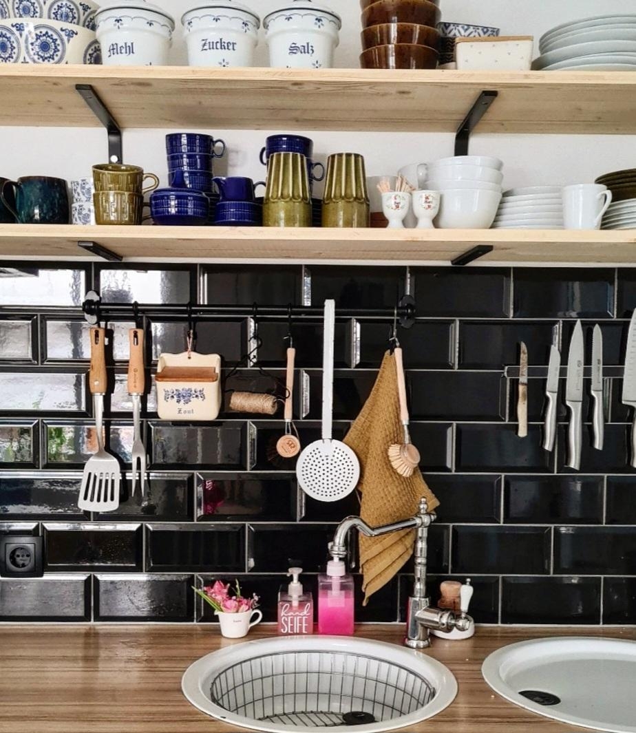 Küchengedöns mit Liebe 🌷🩷
#küche #metrofliesen #eklektisch #skandi #offeneregale #vintagegeschirr 