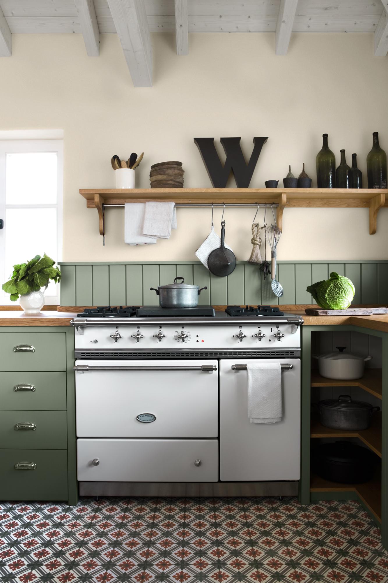 Küchengestaltung in Dunkelgrün #fliesen #weißeholzbalkendecke #buntefliesen #wandboard #küchengestaltung #küchenfliesen ©VIA Woodworker