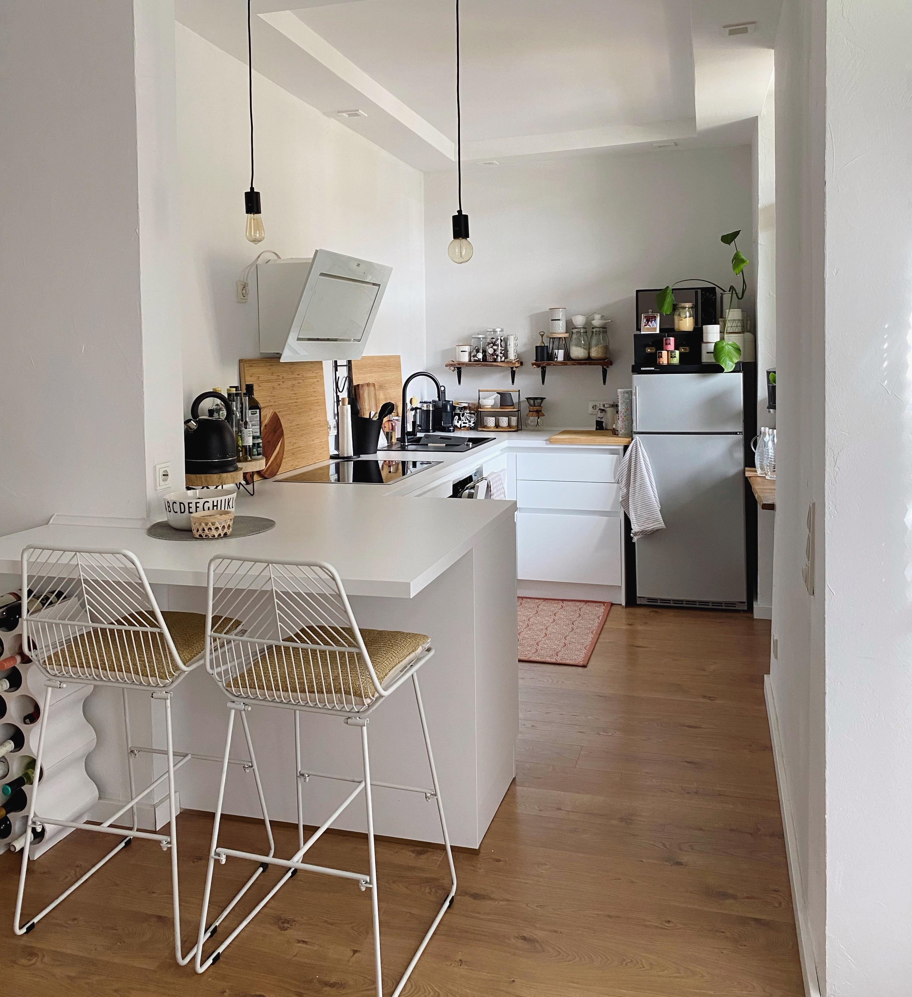 #Küchenglück #küche #kitchendesign #couchstyle #whitekitchen #barhocker #tresen #küchentresen #Interiordesign #kochen 