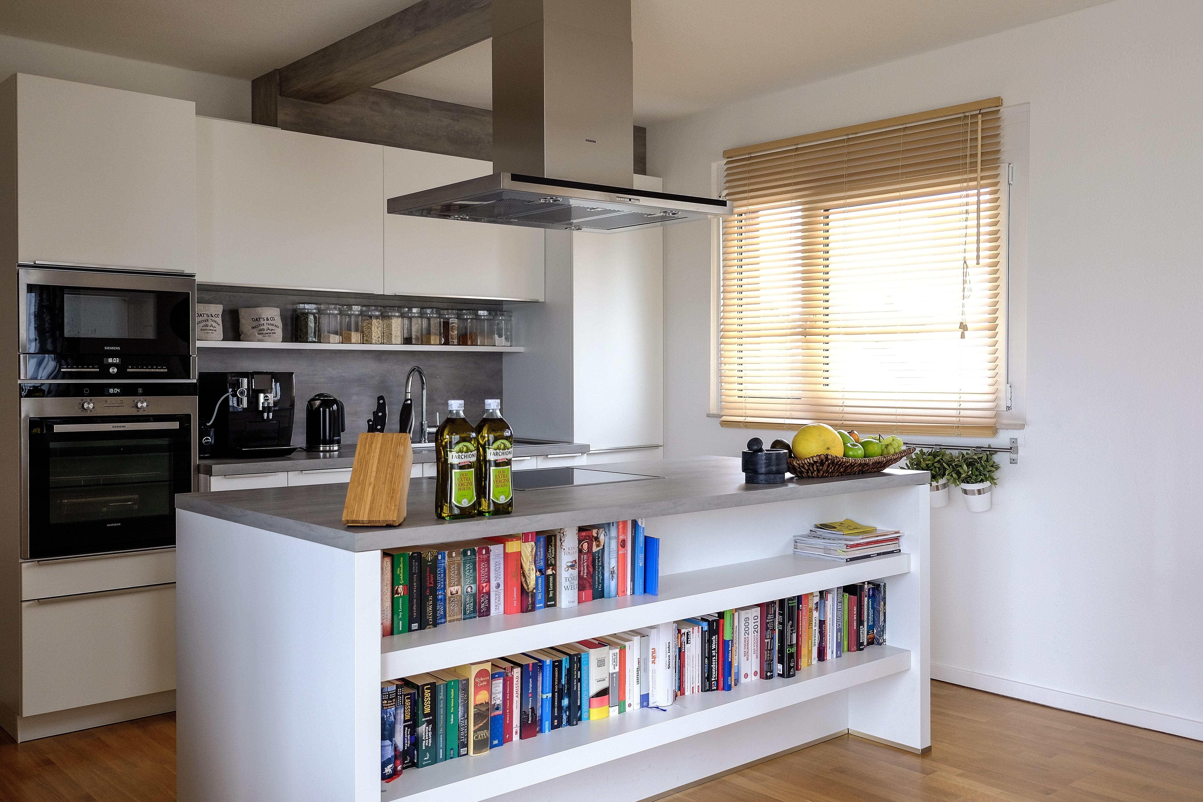 Kücheninsel mit Bücherregal #bücherregal #küchendeko ©EXTRVIEL office & home design