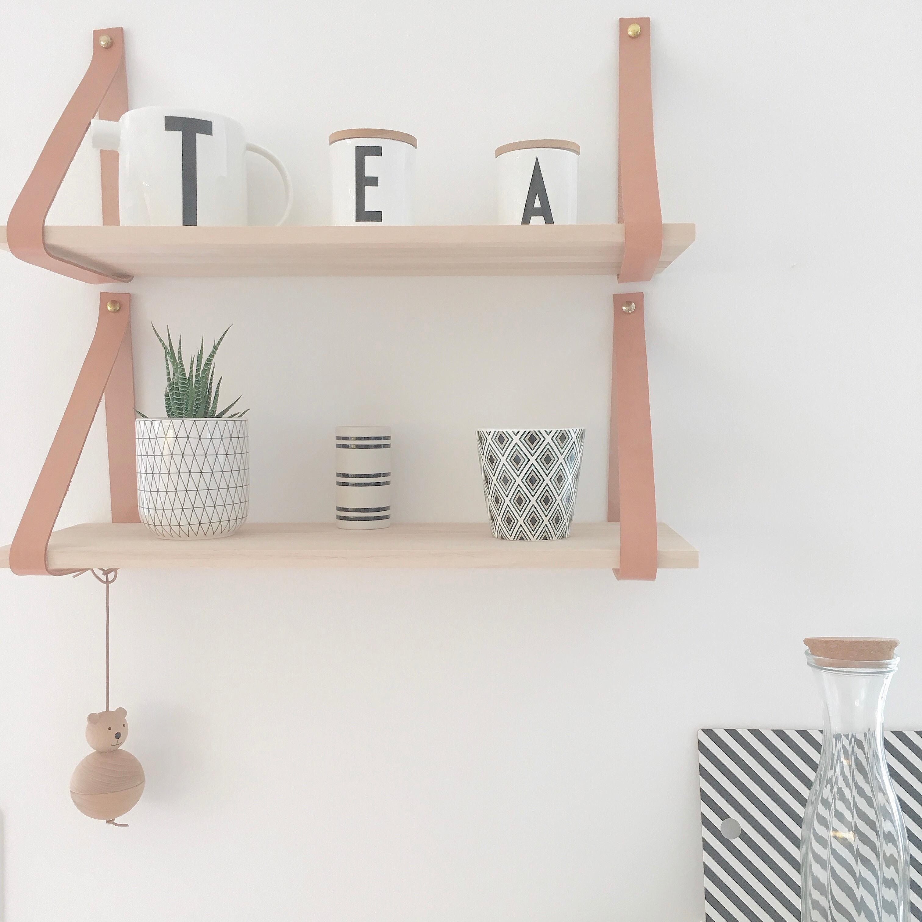 Küchenregal...... Teatime, Teekanne, Design Letters Becher, Regal mit Lederriemen #küchenregal ©Monti66