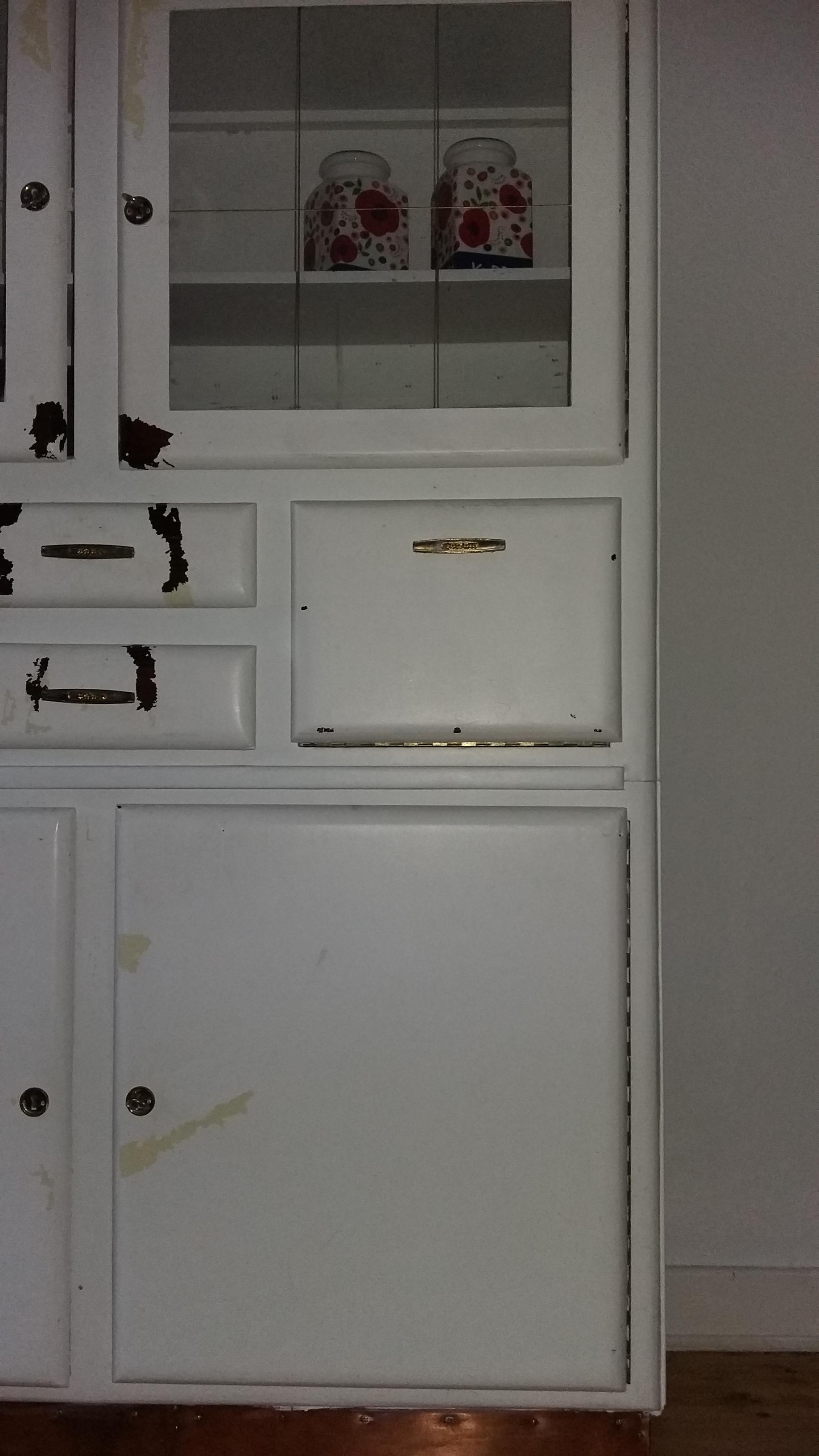 Küchenschrank. Einfach verschönert-weiß macht es toll. #vondirinspiriert 