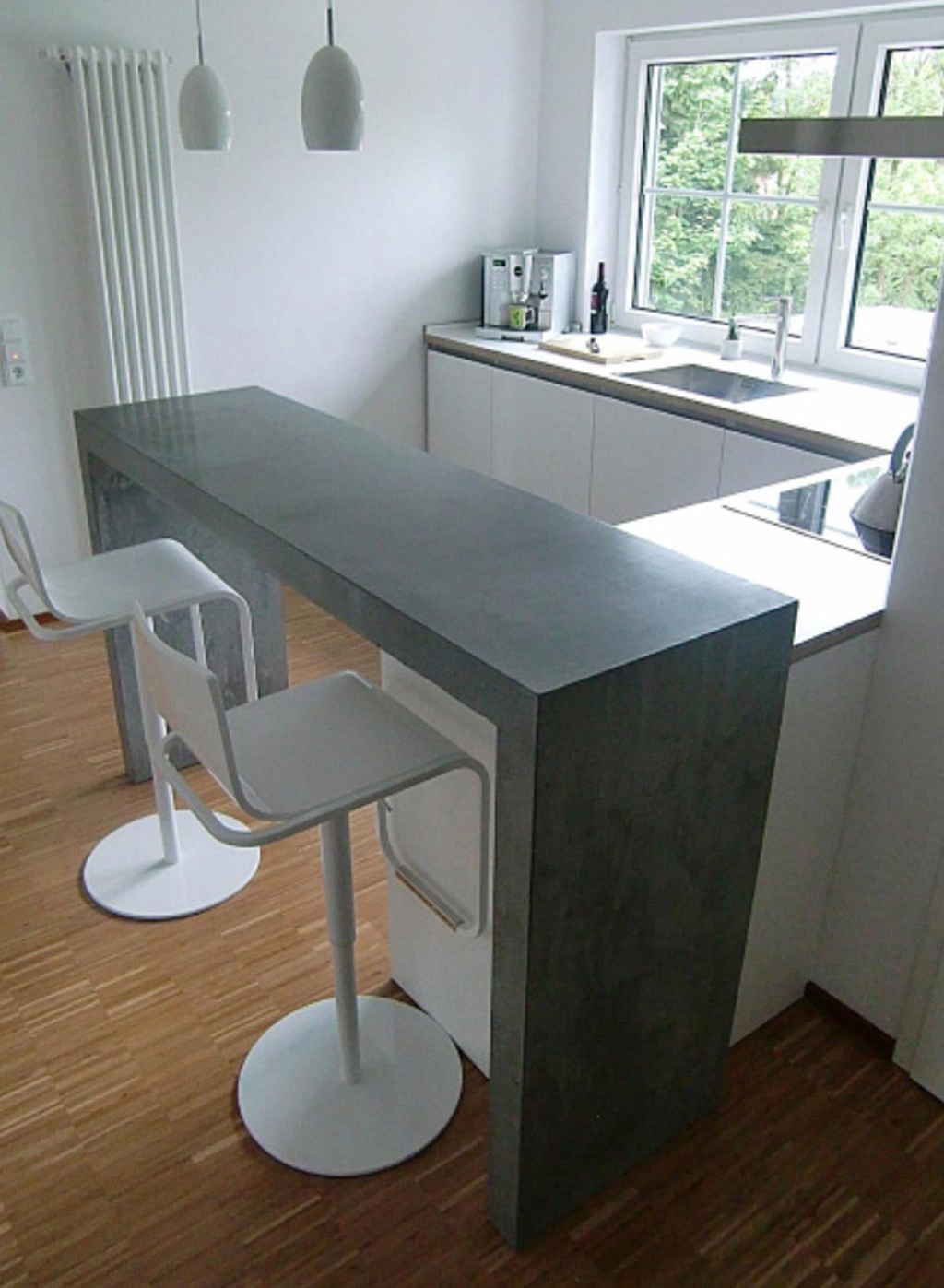 Узкий кухонный стол