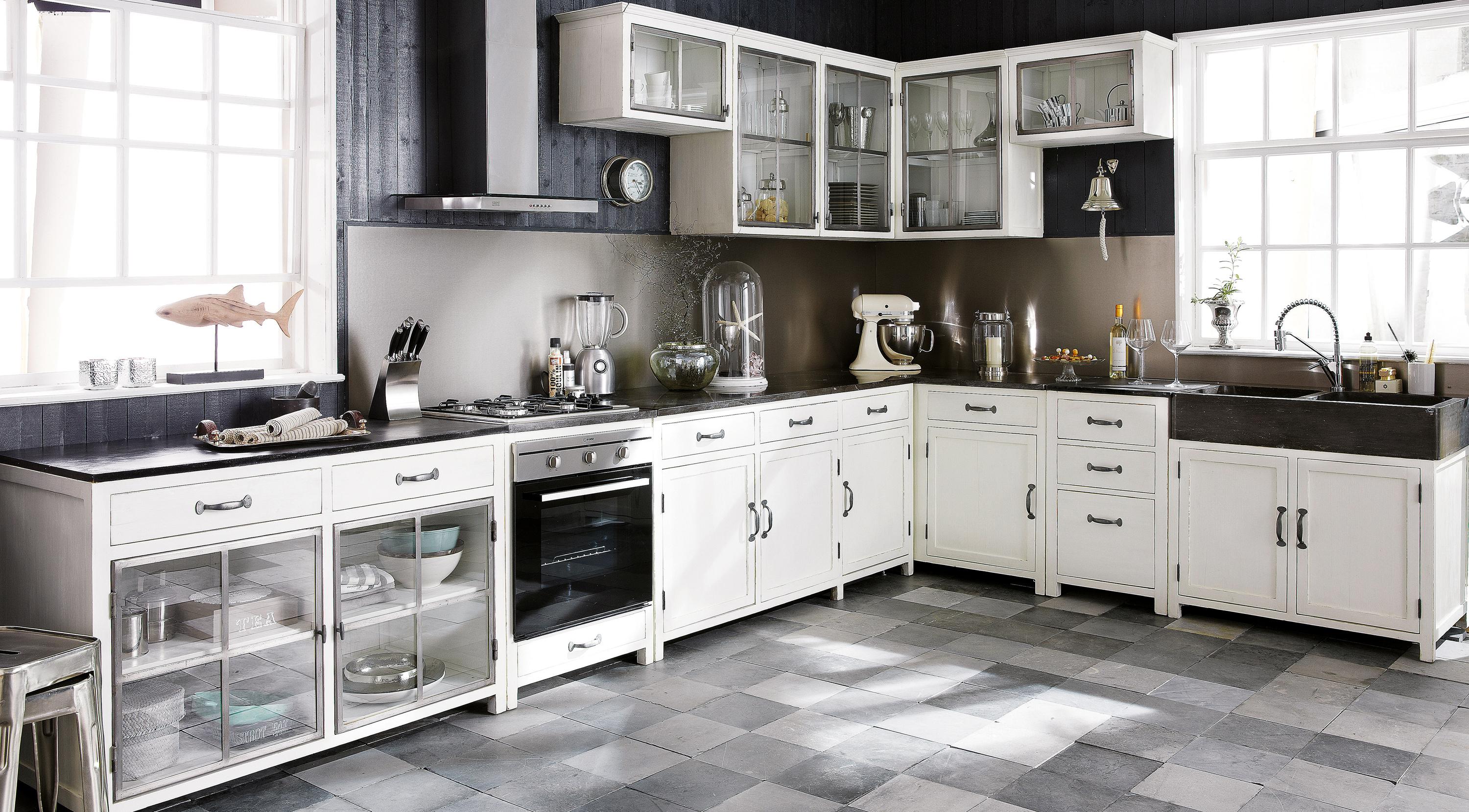 Küchenzeile in Schwarz-Weiß #fliesen #schwarzweißeküche #grauefliesen #fensterrahmen ©Maisons du Mondes