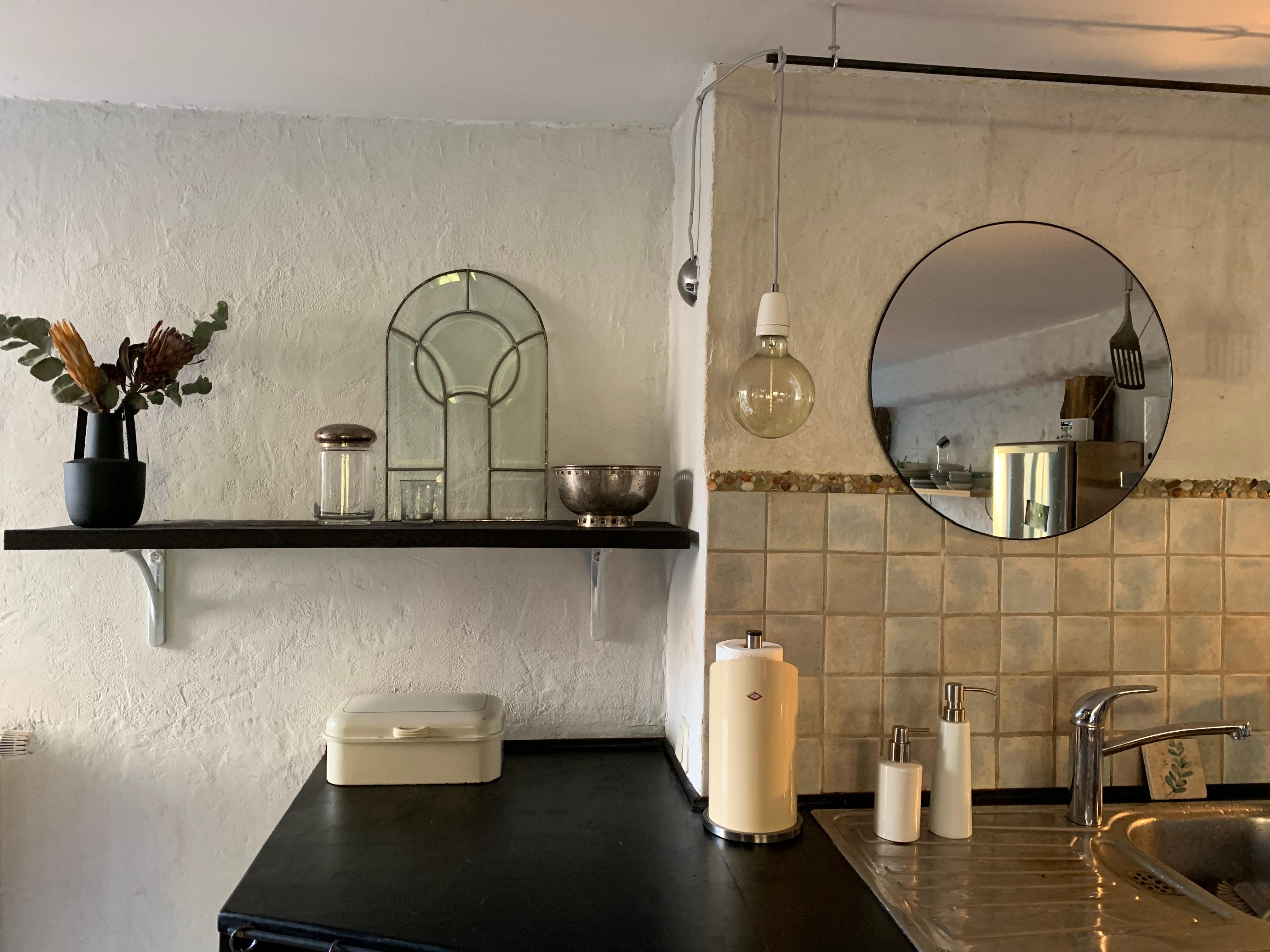 Küchenzeile mit Spiegel, selbst gefliest mit selbstgemachter Borte aus Kieseln #diy #altbauliebe #vintage 