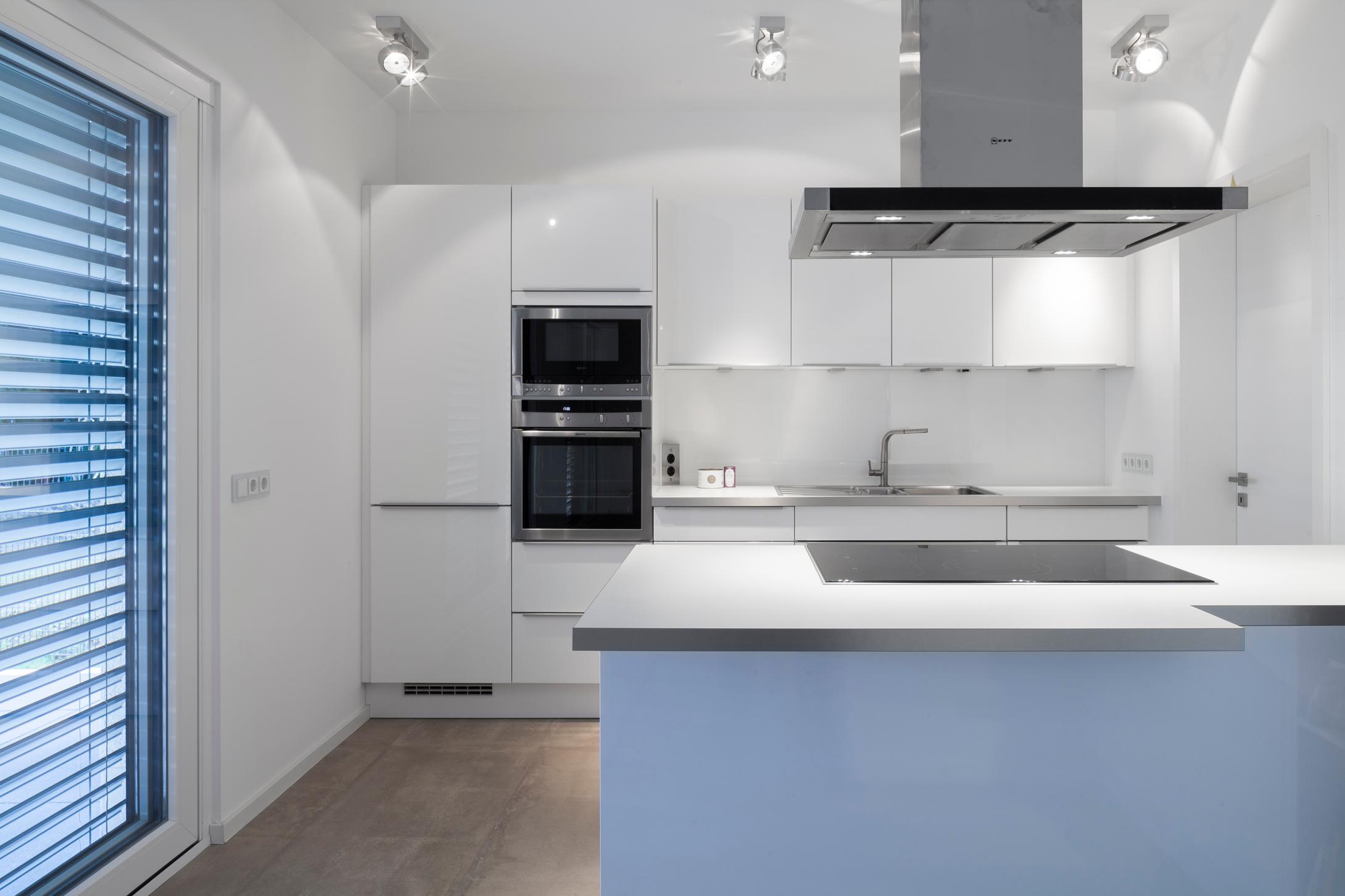 Küchenzone #bauhausstil #terrasse #minimalistisch #eingang #flachdach #garage #innenarchitektur ©Constantin Meyer Photographie
