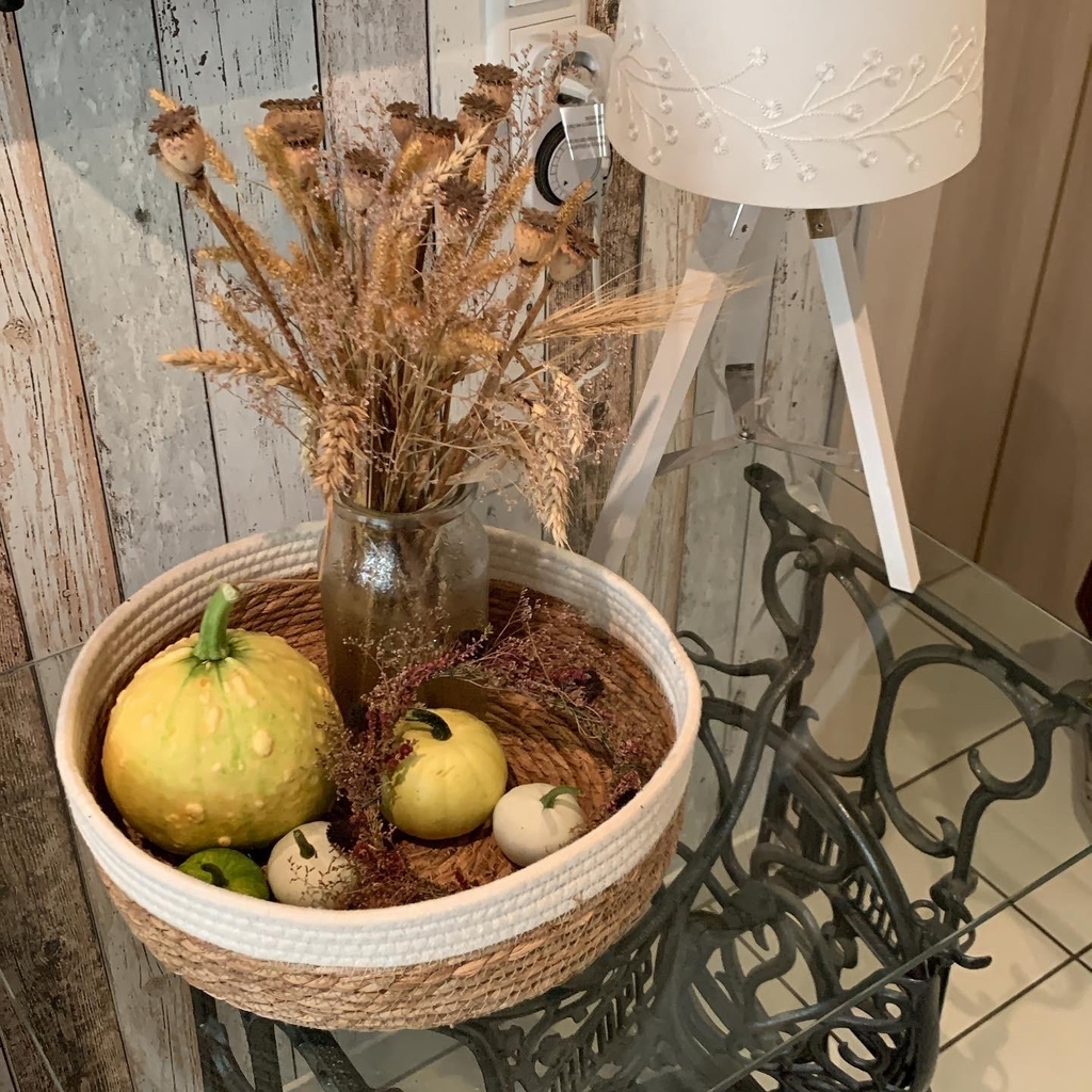 Kürbis im Körbchen #kürbisdeko #spätsommerdeko #kürb...