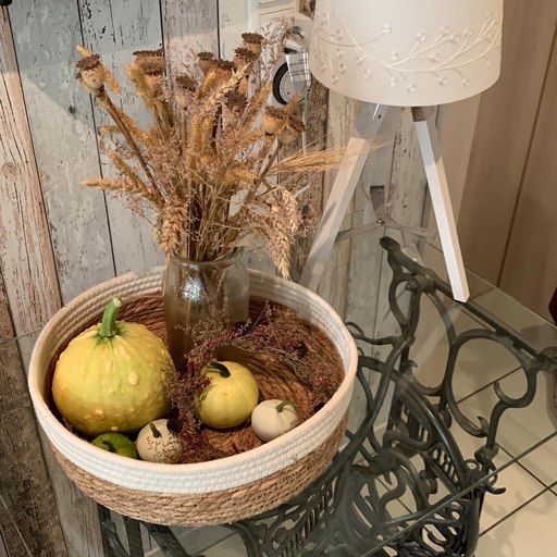 Kürbis im Körbchen #kürbisdeko #spätsommerdeko #kürb...