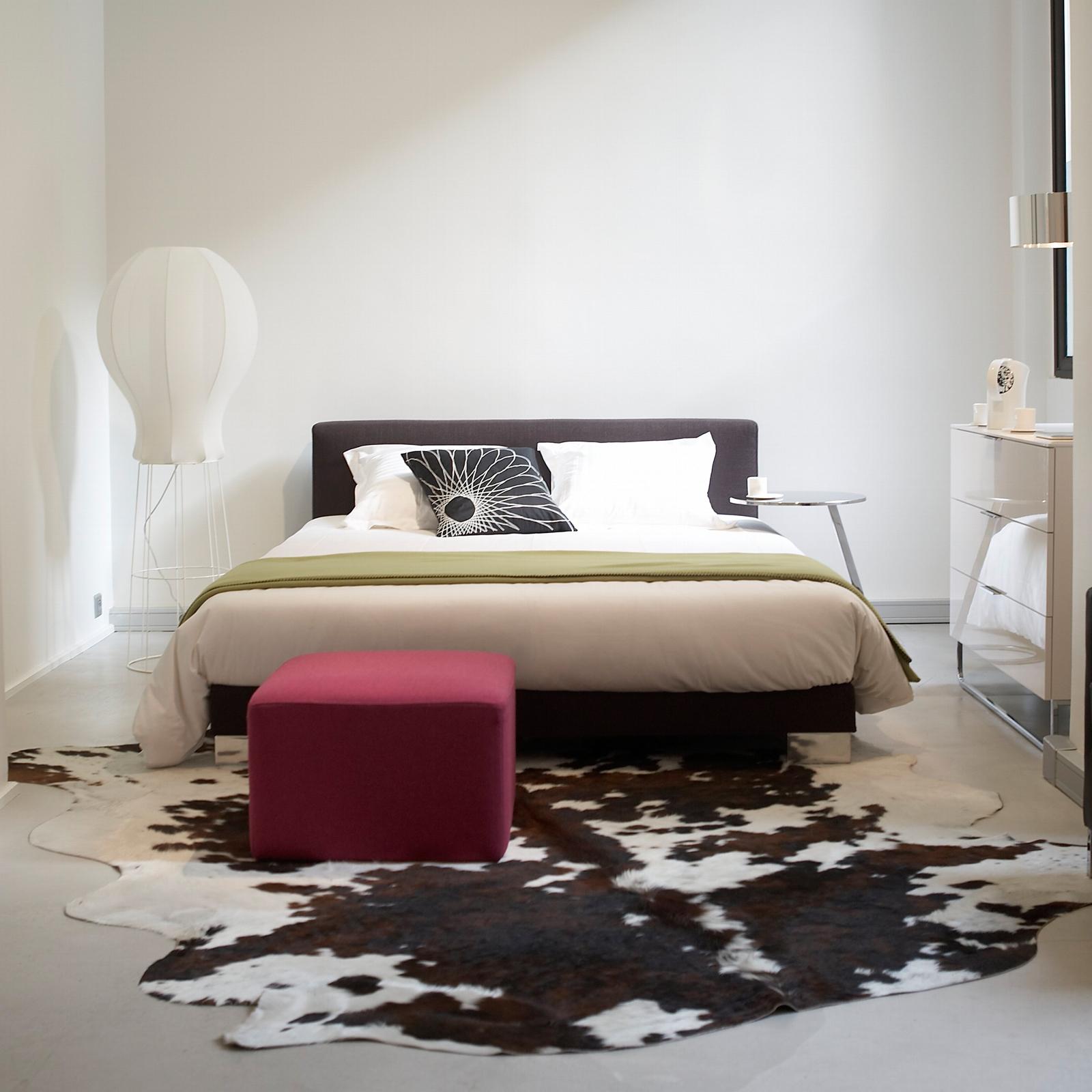Kuhfellteppich im Schlafzimmer #hocker #stehlampe #kuhfell #spiegelschrank ©Ligne Roset