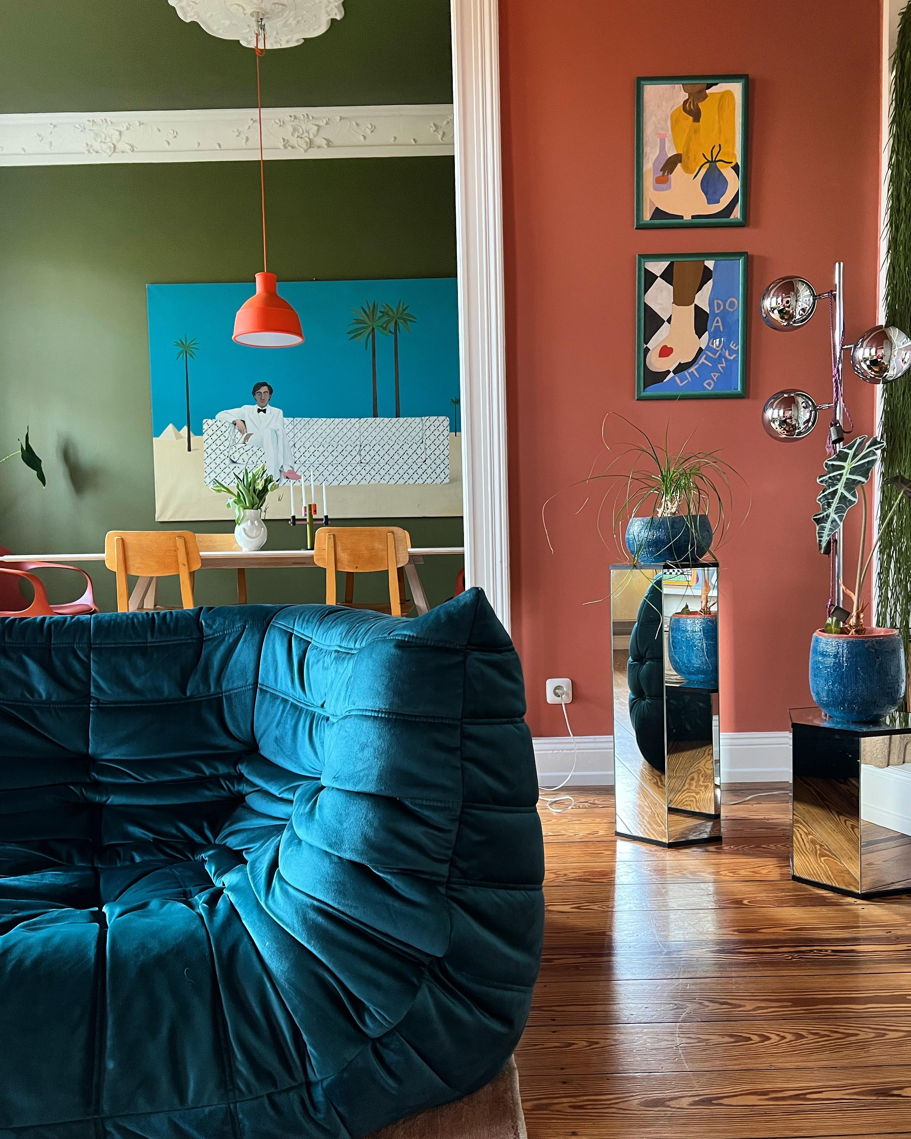 Kunstverliebt.

#wohnzimmer #altbau #esszimmer #couchliebt #colorfulinterior #kunst #togoliebe 