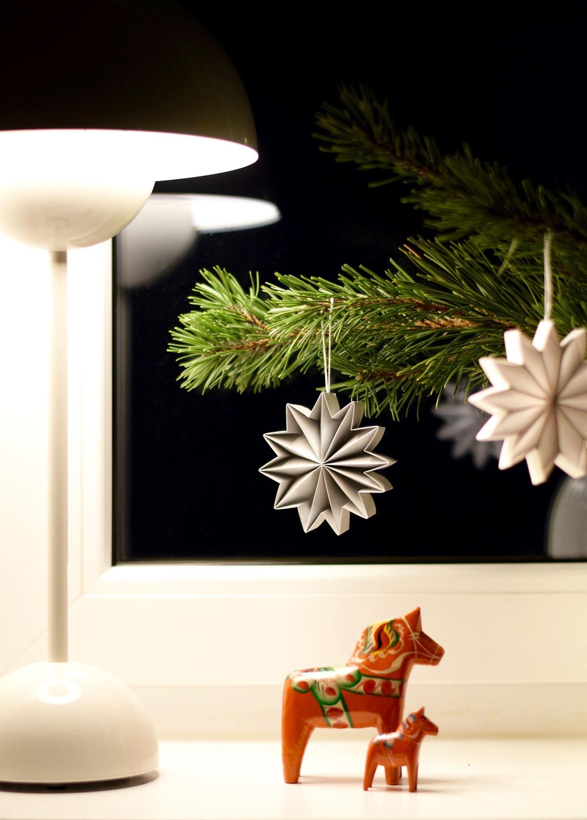 Kunstvolle Papiersterne und vintage Dalapferdchen mit traditioneller Kurbitsmalerei. 
#weihnachtsdeko #sterne  