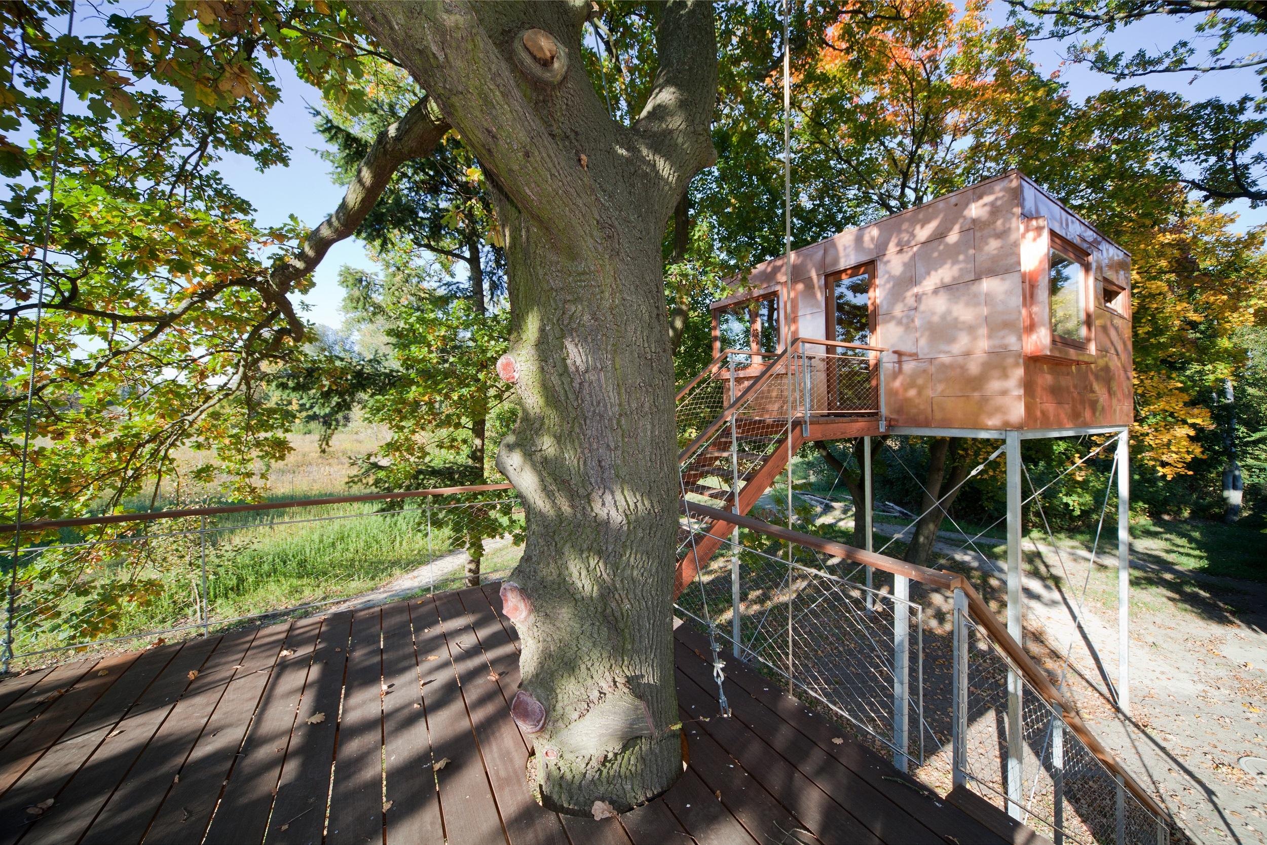Kupfer Kubus und Hängeterrasse #baumhaus #holzplatte ©baumraum / Markus Bollen