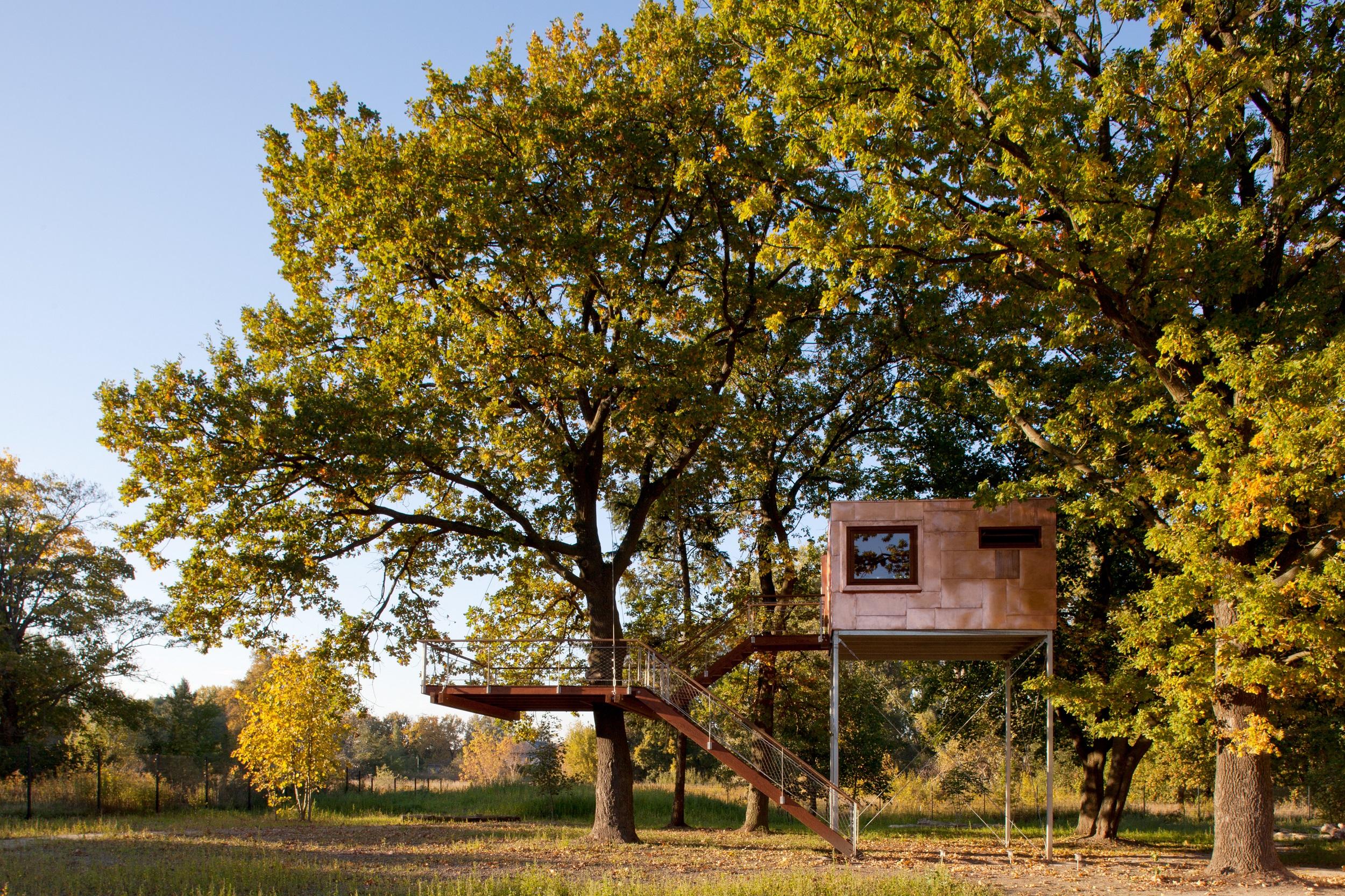 Kupfer Kubus unterm Blätterdach - nicht beschriften #baumhaus #stelzenhaus ©baumraum / Markus Bollen