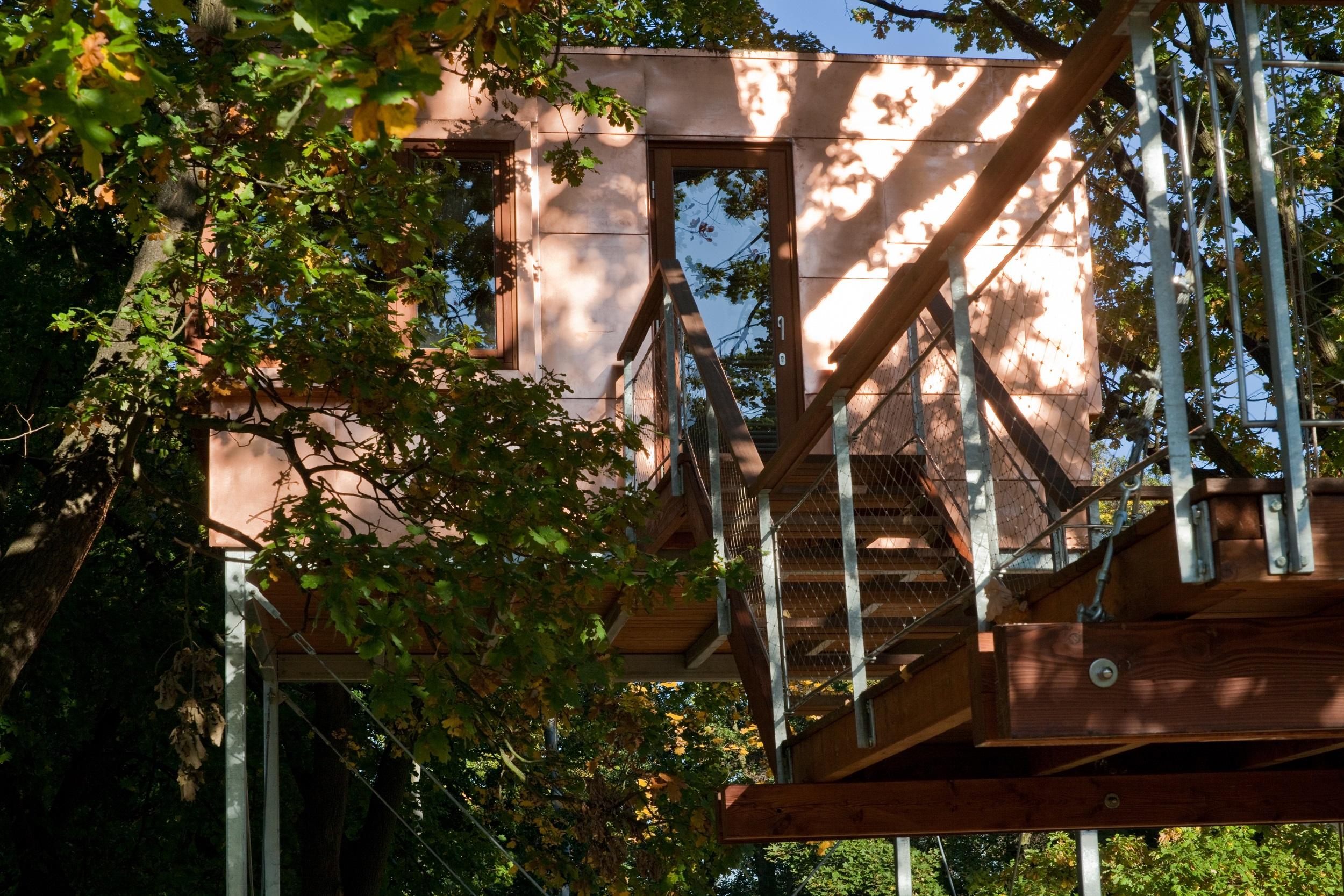 Kupfer Kubus zwischen Baumkronen #baumhaus ©baumraum / Markus Bollen