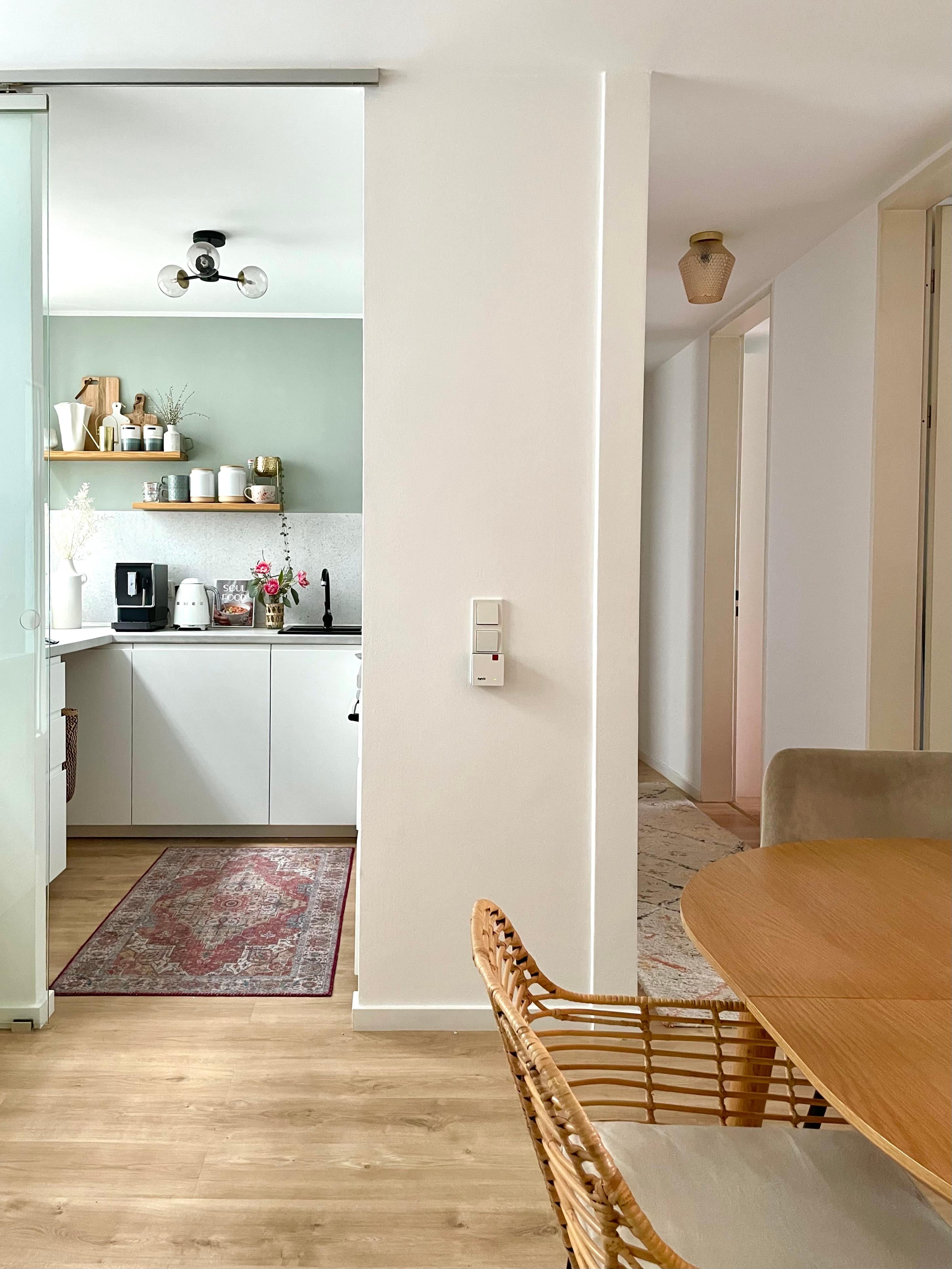 Kurz zu unserer Küche: Quadratisch, praktisch, gut 🤓 Das Positive an kleinen Küchen? Man kommt überall schnell ran und muss nicht so viel putzen 😂 #kleineküche #flur