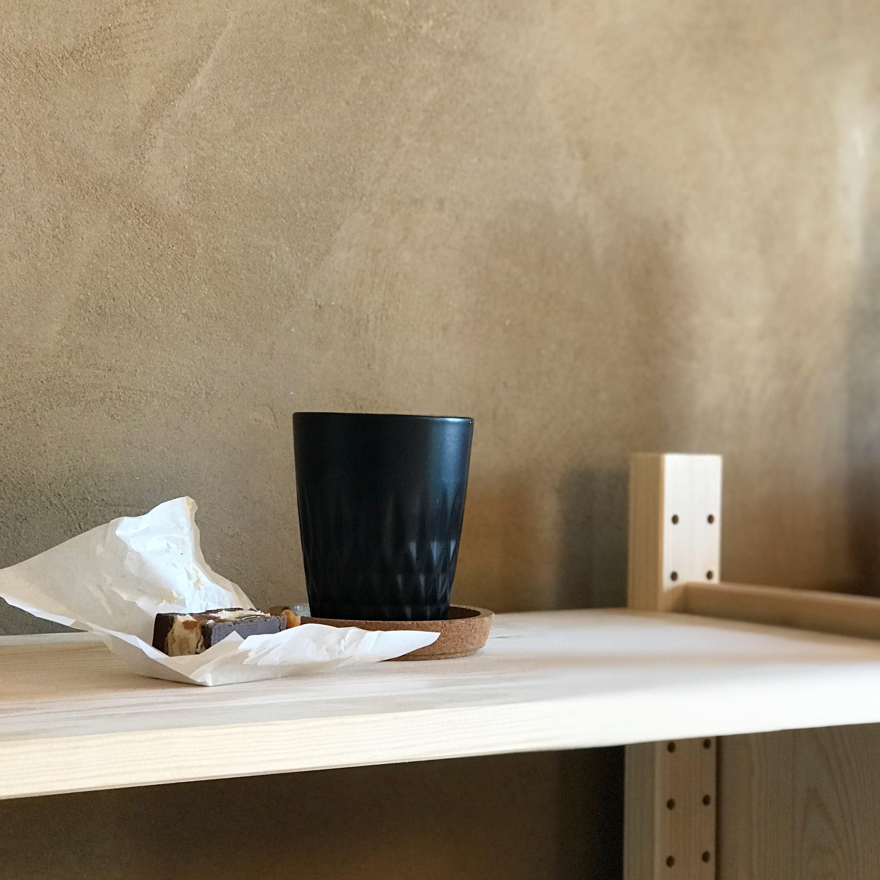 Kurze Kaffeepause mit geliebter Lehmwand #minimalismus#bloomingville#lehmwand