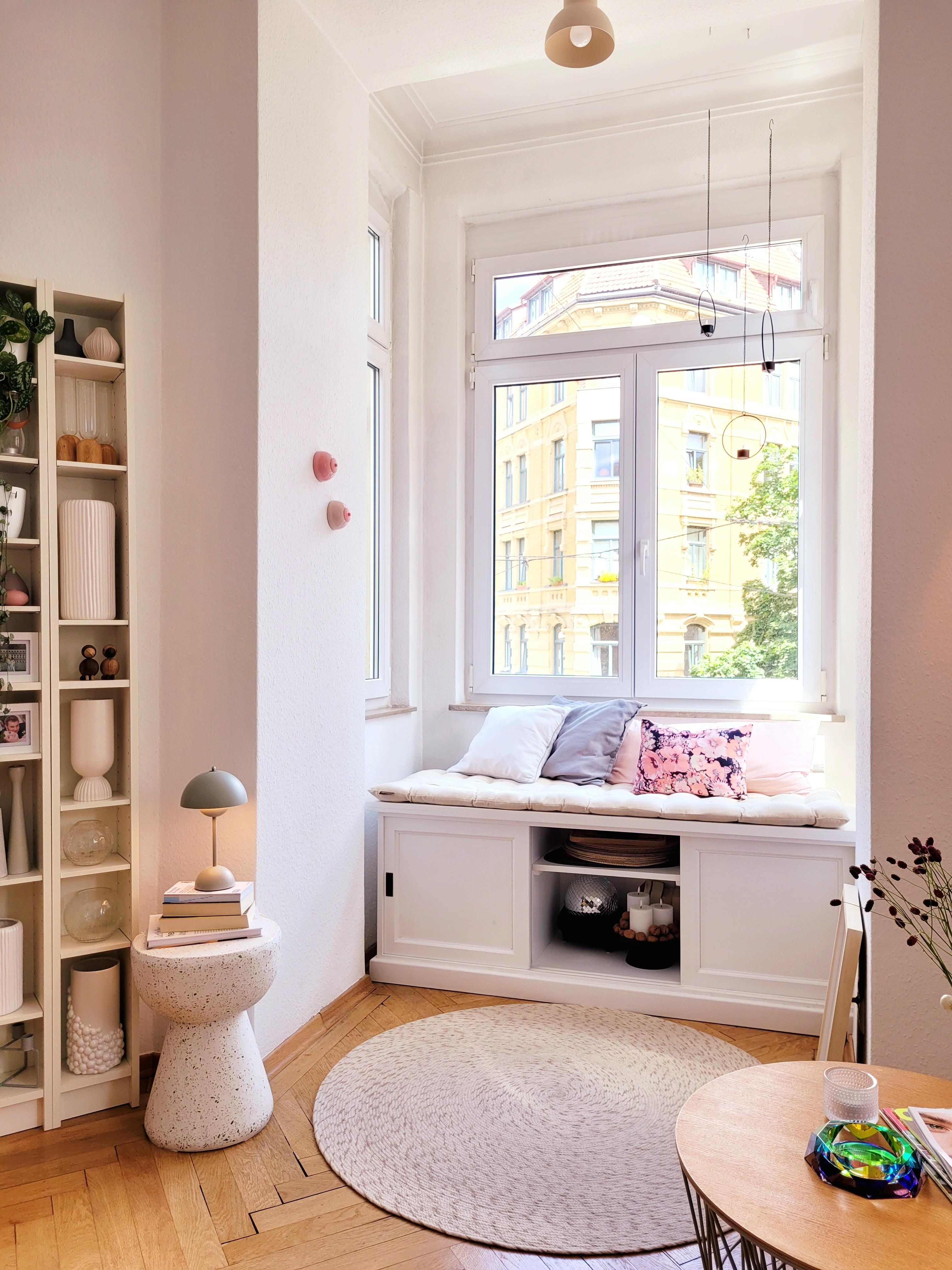 Kurze Pause, packen ist angesagt!
#Altbau 
#Wohnzimmer 
#Erker
#Lampe
#Truhe 
#sitzbank
#colorfull 
#Altbauwohnung 