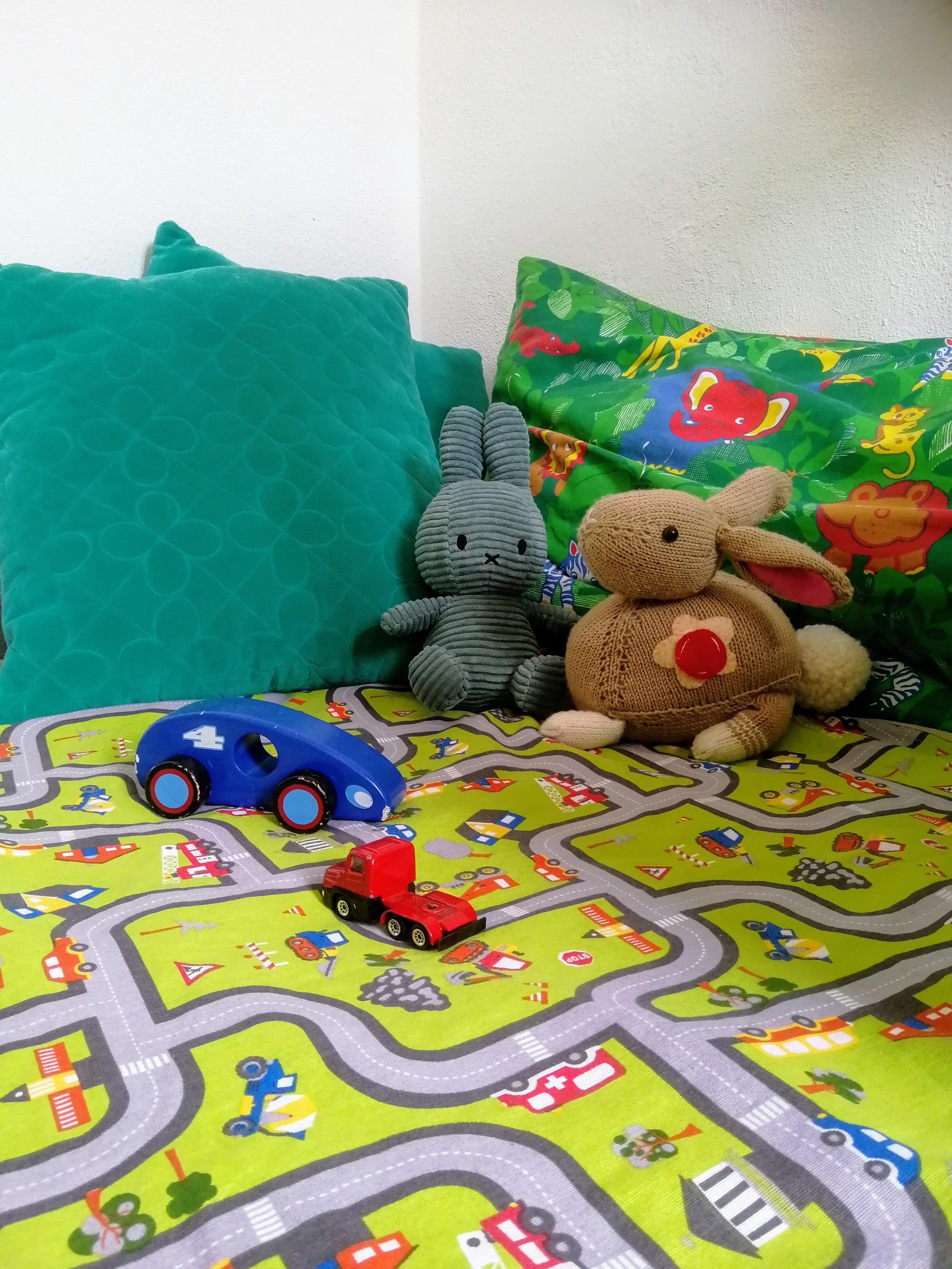 Kuschel- & Spielecke im #kinderzimmer mit viel #diy: gestrickter Hase, Spielteppich, Kissen aus altem Bettlaken... 