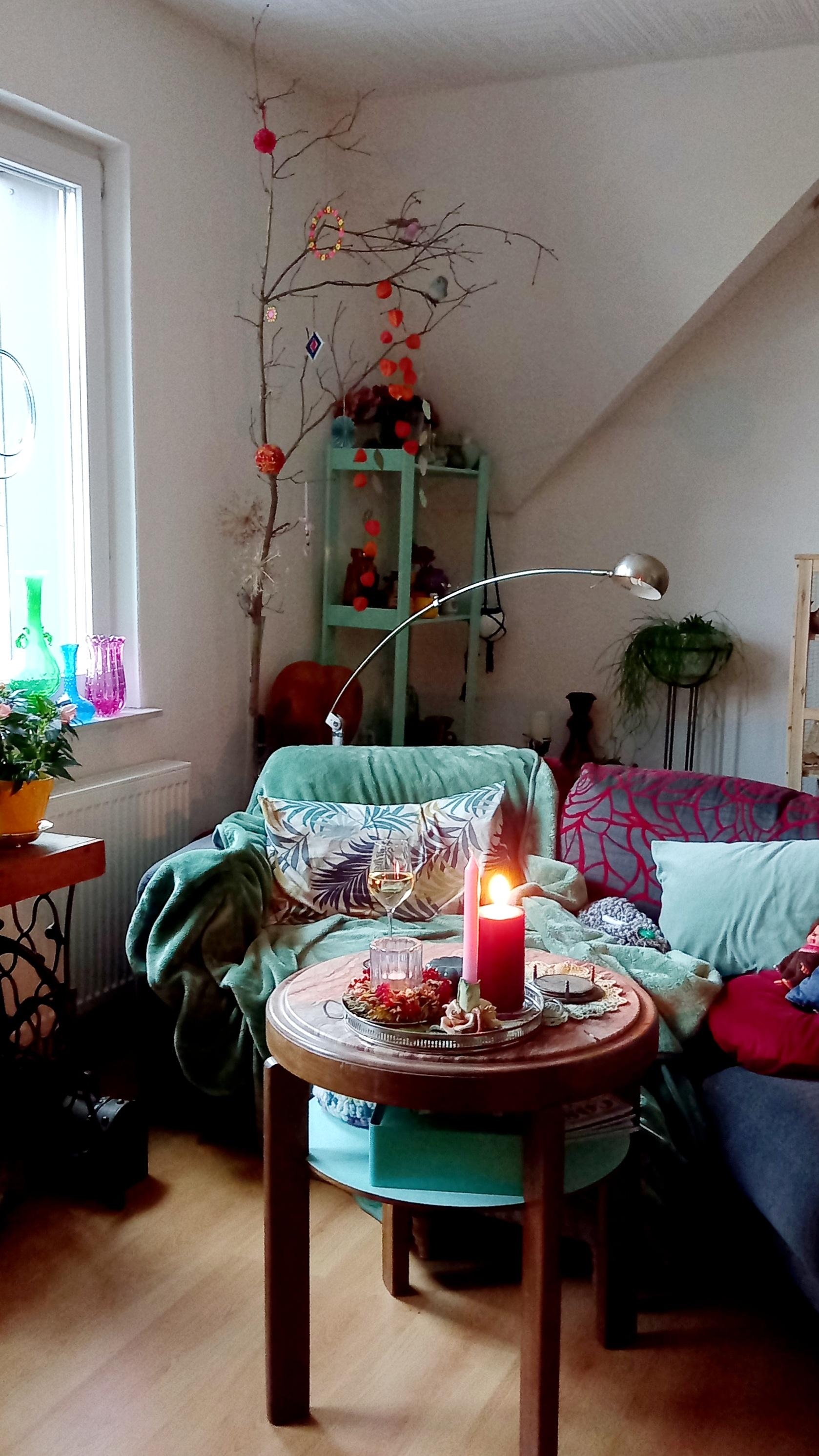 #kuschelplatz #wohnzimmer #kerzenlicht #wein #feierabend #gemütlich #bunt #farbenfroh 