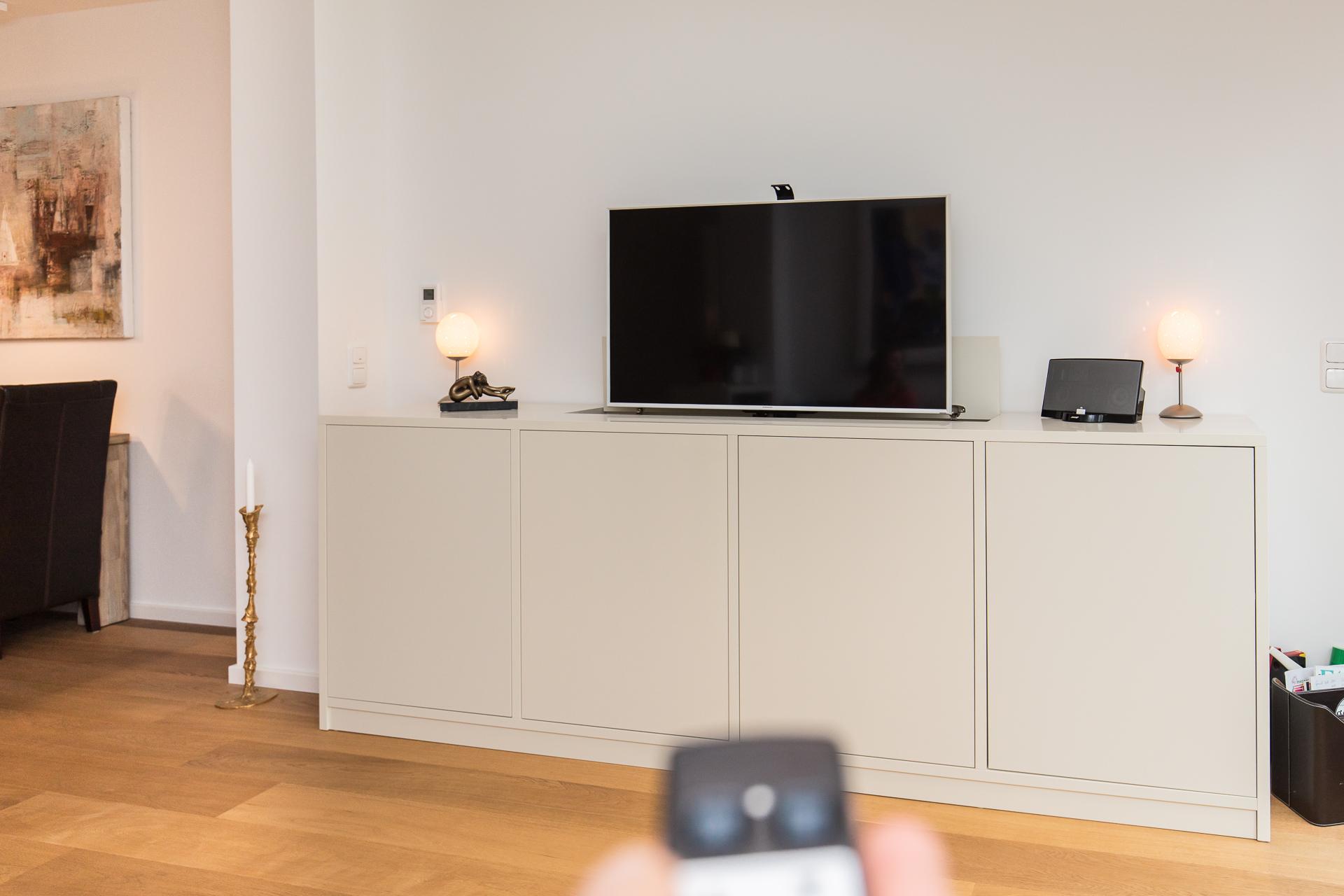 Lackierte Kommode mit integriertem TV-Lift #holzmöbel #kommode #sideboard ©Pickawood GmbH