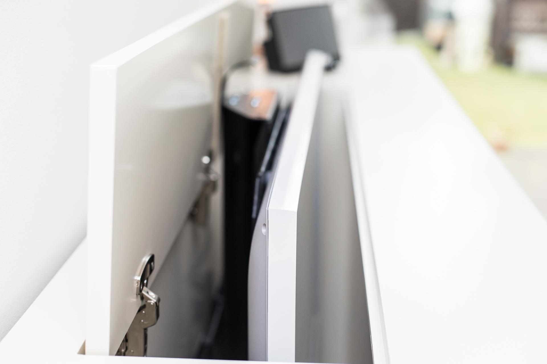 Lackierte Kommode mit integriertem TV-Lift #holzmöbel #sideboard ©Pickawood GmbH