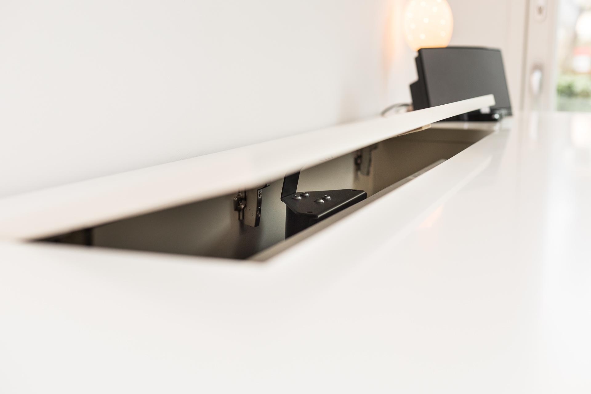 Lackierte Kommode mit integriertem TV-Lift #wohnzimmer #kommode #sideboard #tvboard ©Pickawood GmbH