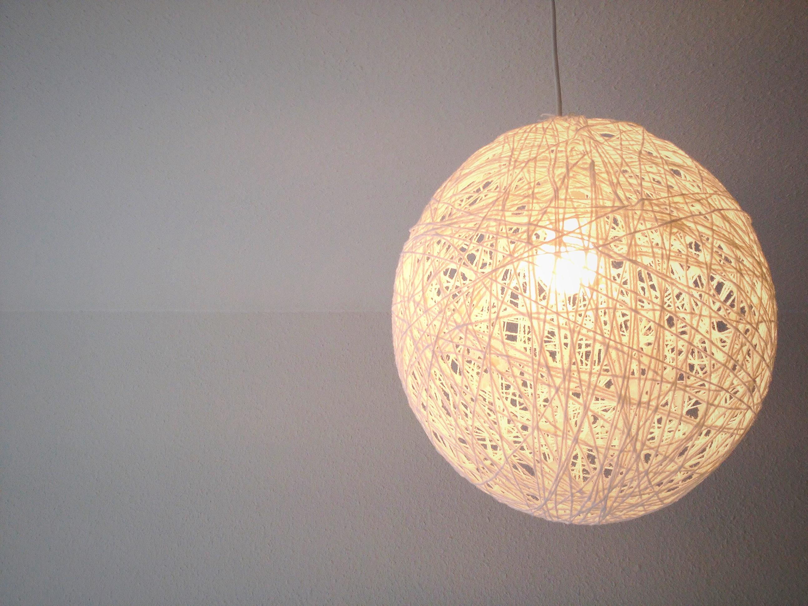 Lampe aus Wolle #bastelidee #diy #lampe #diylampe ©Hannah Lühr-Tanck