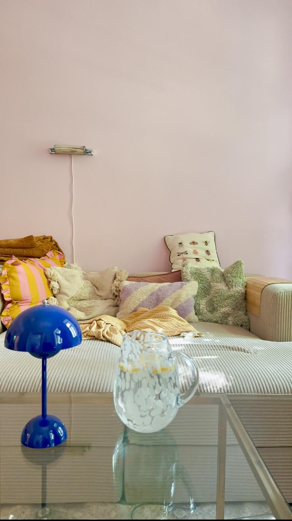 #lampe #livingchallenge #flowerpot #wohnzimmer #couch #sofa #kissen #bunt