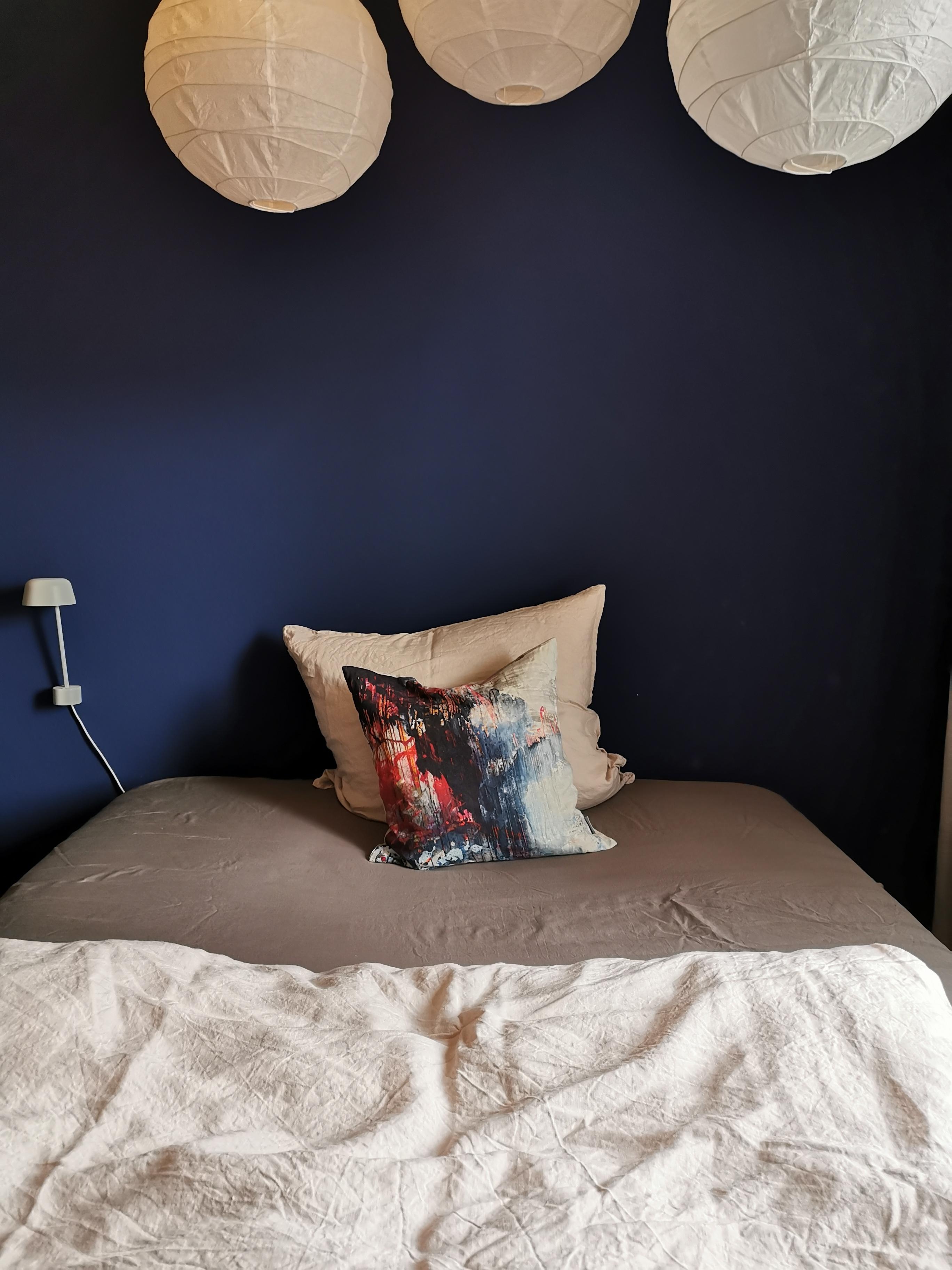 Lampion Romantik #schlafzimmer #lampions #herbst #weekend #bedroom #blauewand #blue #home
