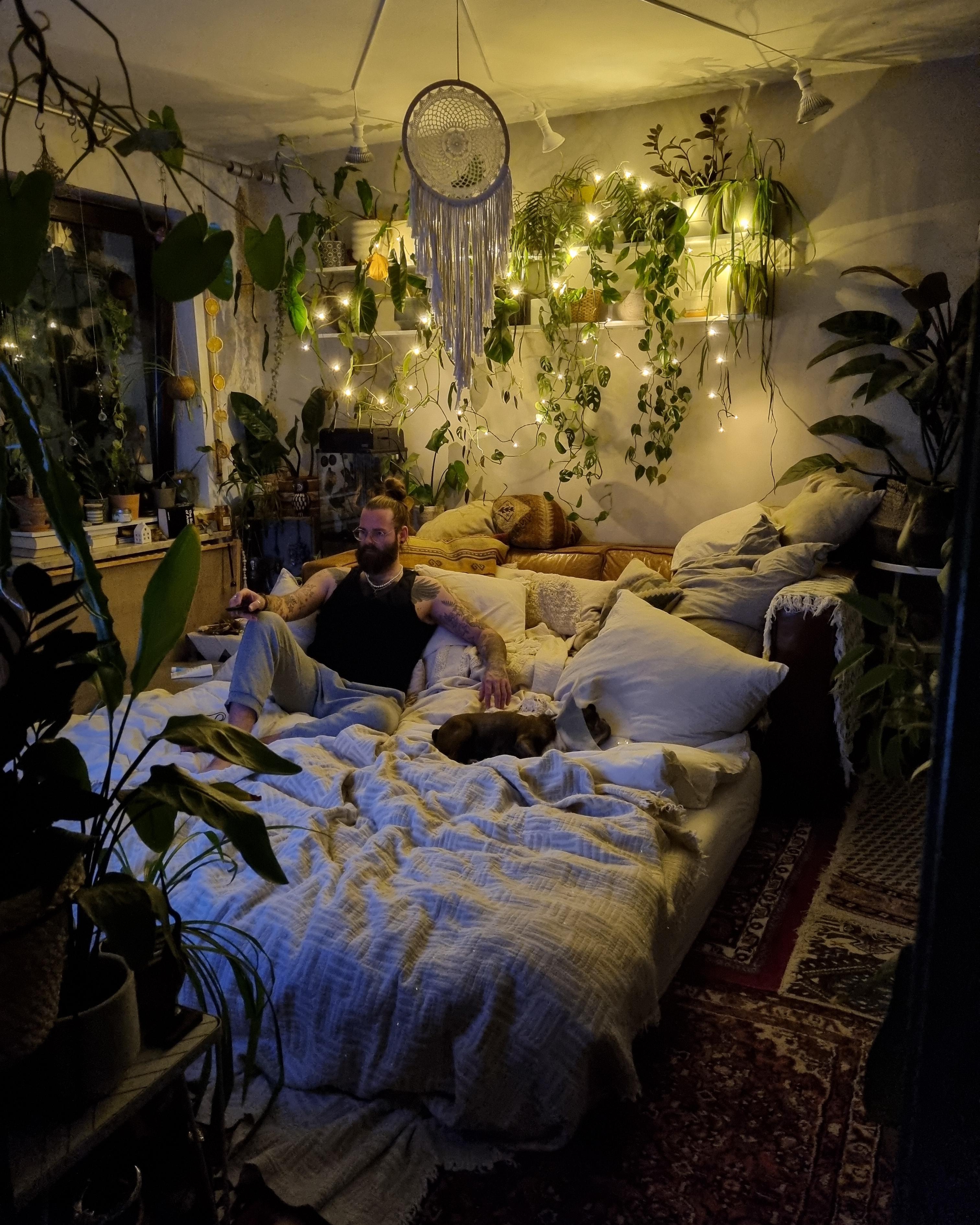 Langes Wochenende ✌🏼 #Wohnzimmer #Wohnung #Einrichtung #Pflanzen #Lichter #hygge #boho #hippie #Sofa #Couch #couchstyle