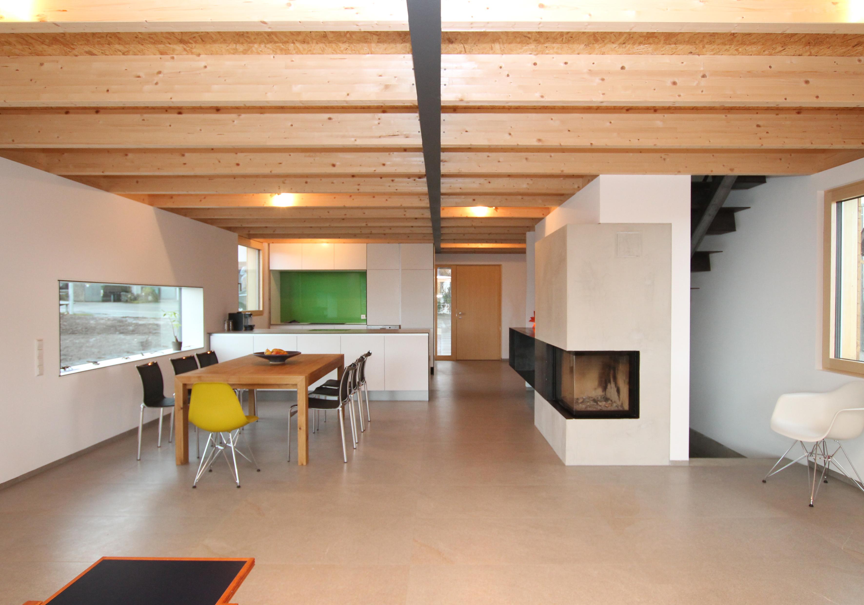 Langhaus #kamin #wohnzimmer #esstisch #esszimmerstuhl ©Udo Ziegler Architekten