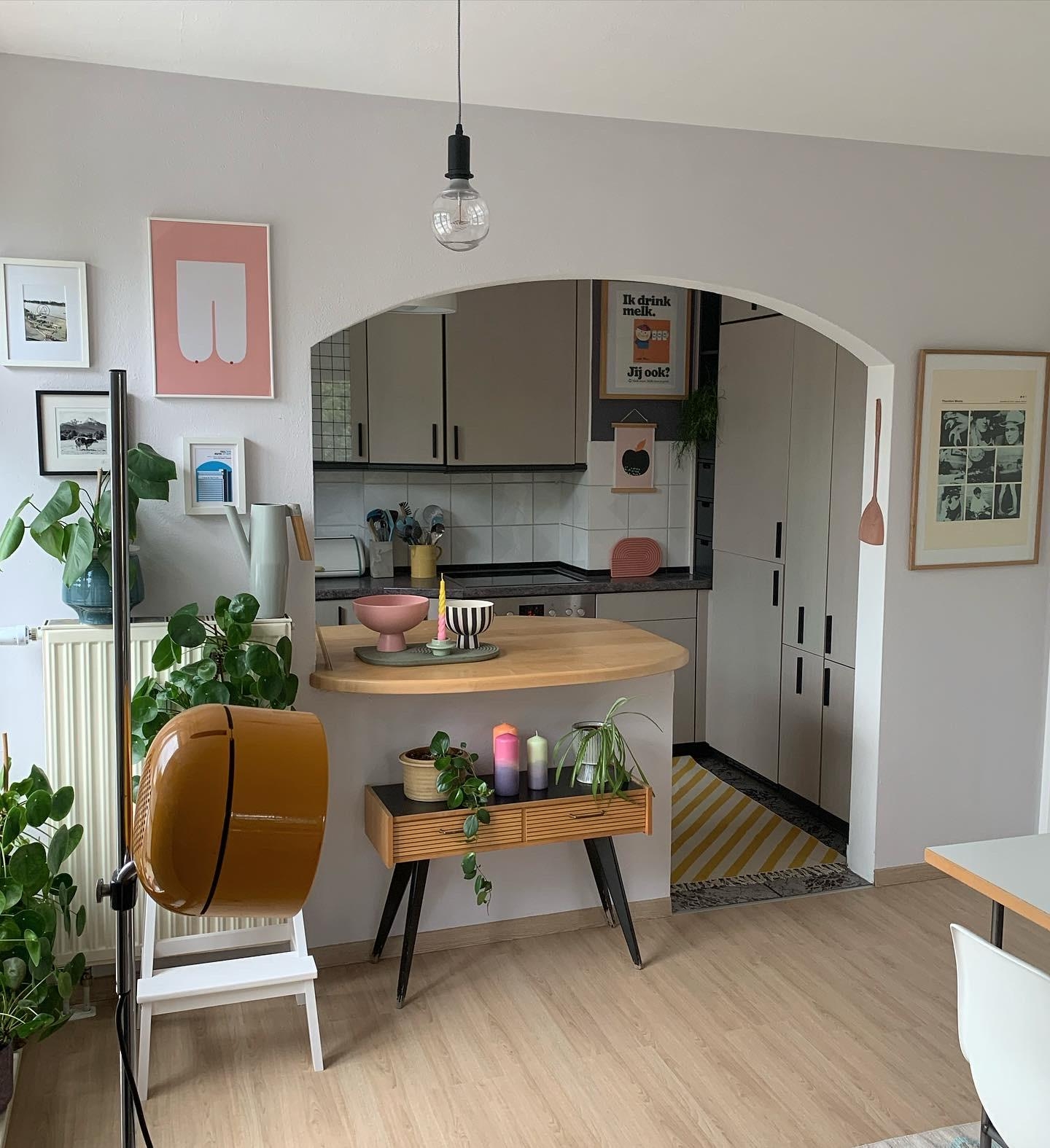 Langsam wird es in der neuen Wohnung ☺️
#küche #farbe #flieder #pflanzen #bilder #vintage