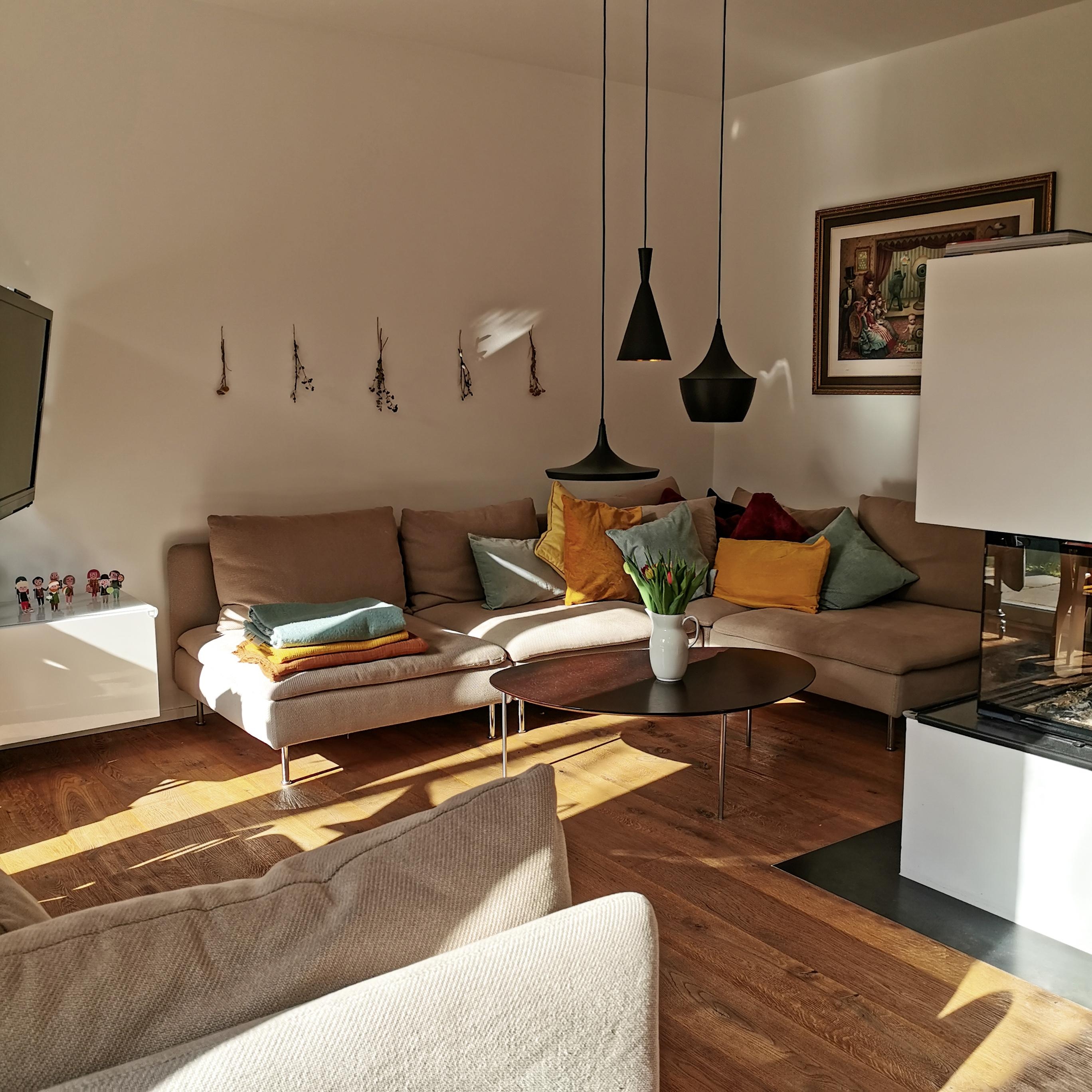 Lass' die ☀️ in dein ♥️ #livingroom #kamin #couch #sitzecke #licht #wohnzimmer #kaminecke #holzboden #ikea #kissen 