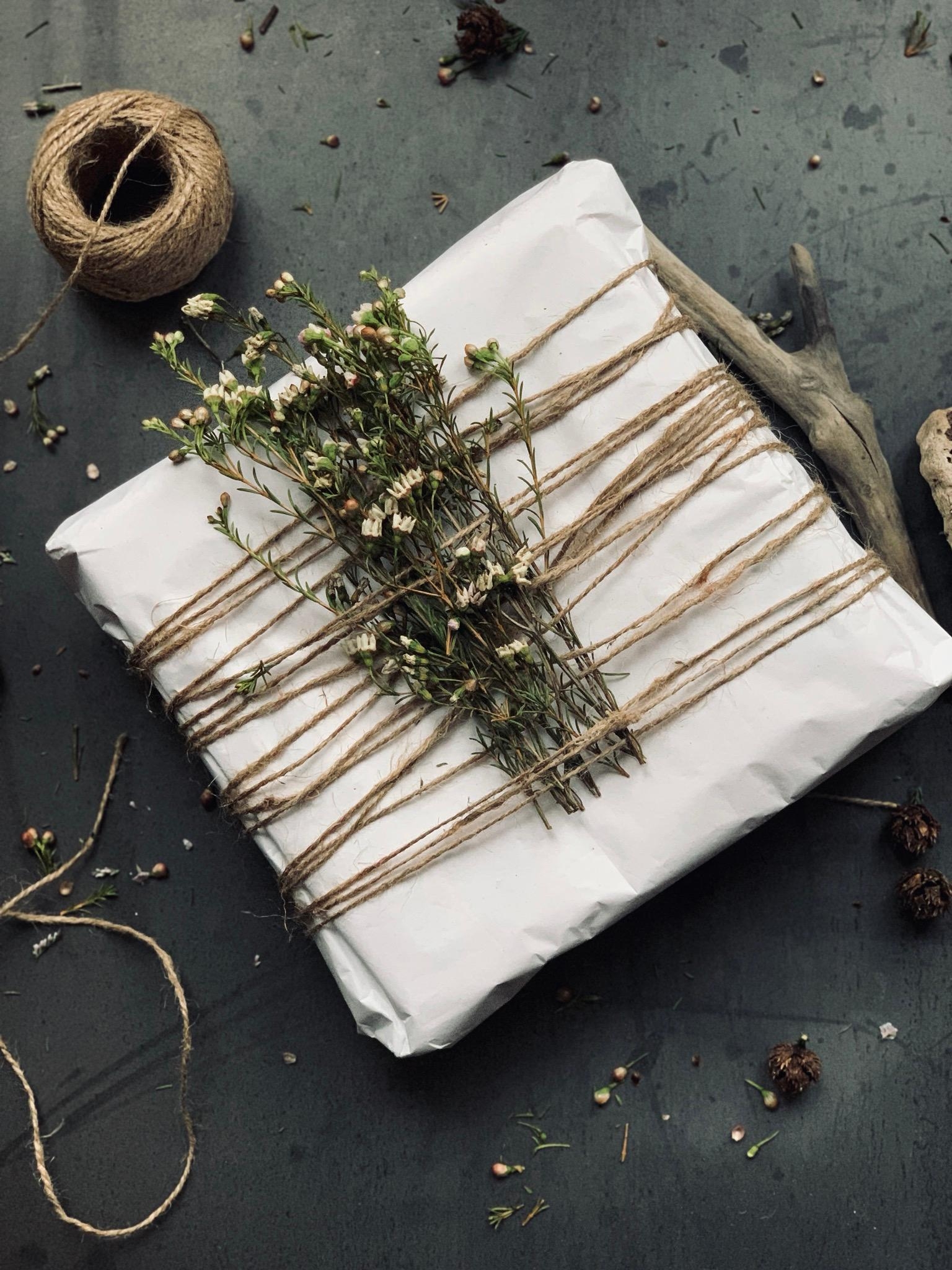 Last Minute. #geschenkverpackung #weihnachten #diy #flowers #couchliebt #wrapping