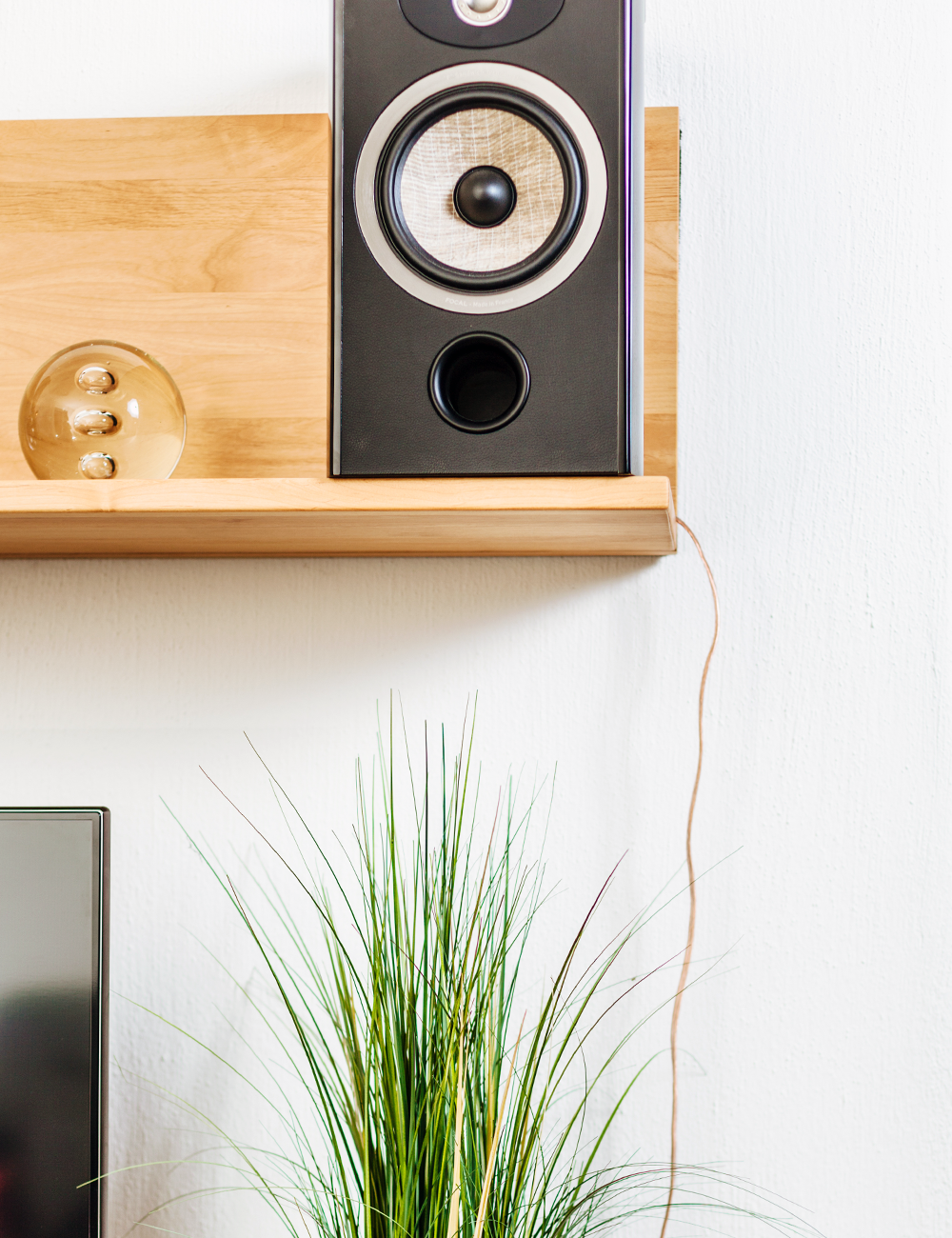 Lautsprecherkabel sind ein optisches Ärgernis in vielen Wohnzimmern #wohnzimmer ©cip