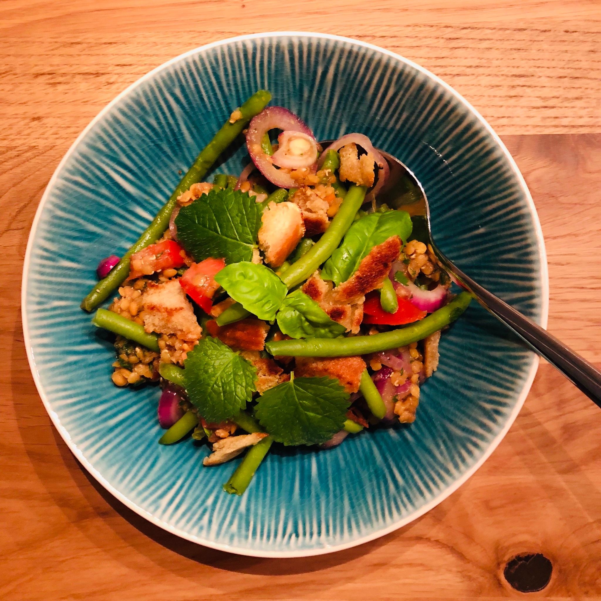 Lauwarmer Bohnen-Linsen-Salat mit einer Vinaigrette mit Nelken und Kardamom #foodie #geschirrliebe #essen #lecker