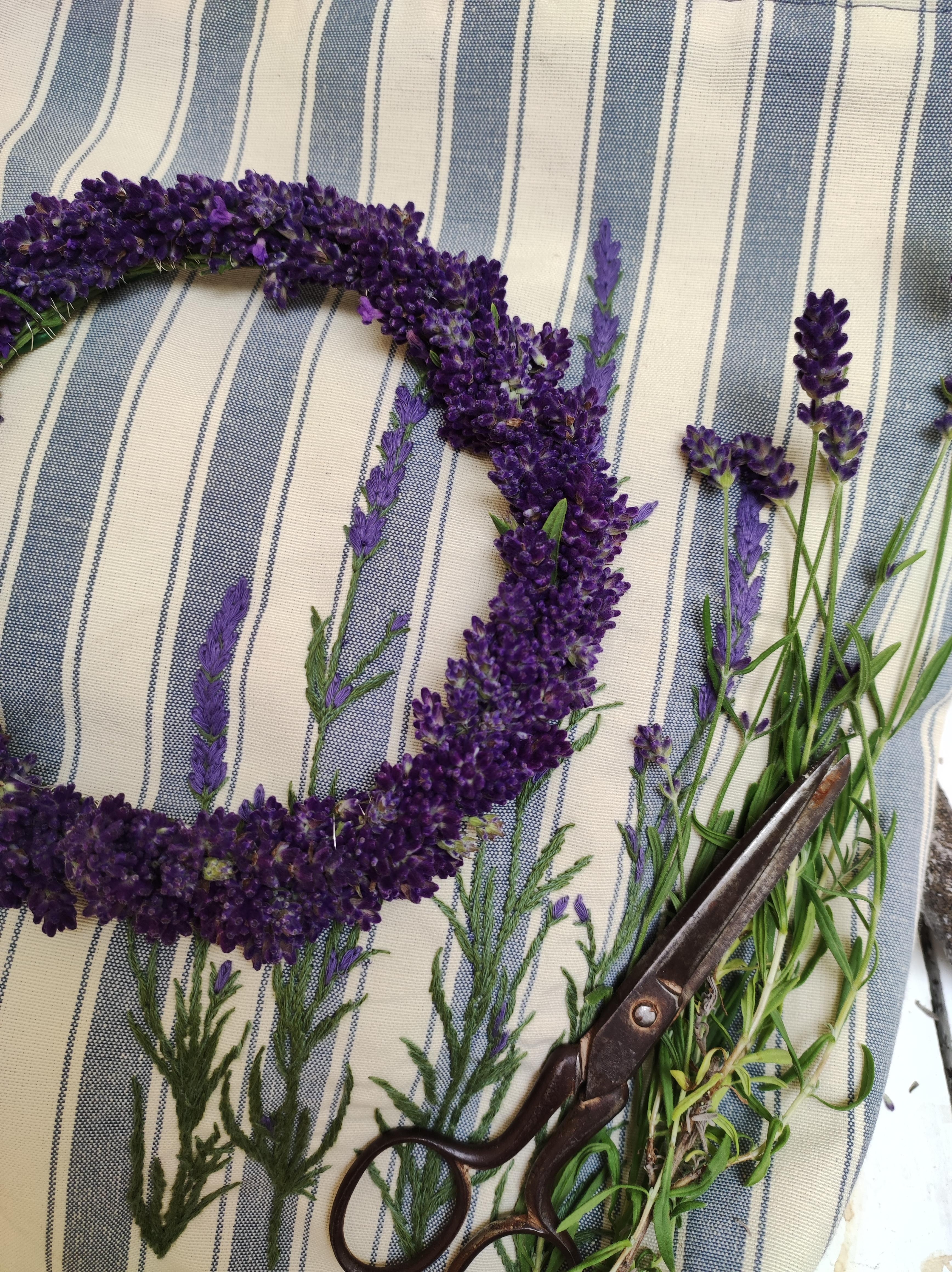 Lavendel pur 💜🌿#kranzbinden #pflanzenliebe #sticken #handmade 