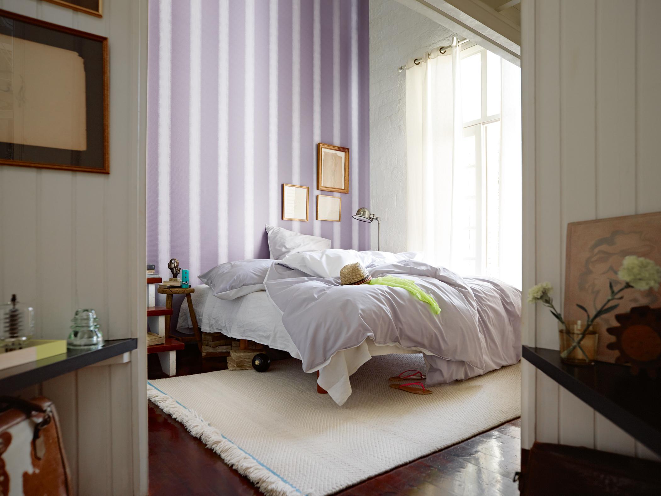 Lavendelfarbige Streifen als Wandgestaltung #bett #bettwäsche ©Esprit Home
