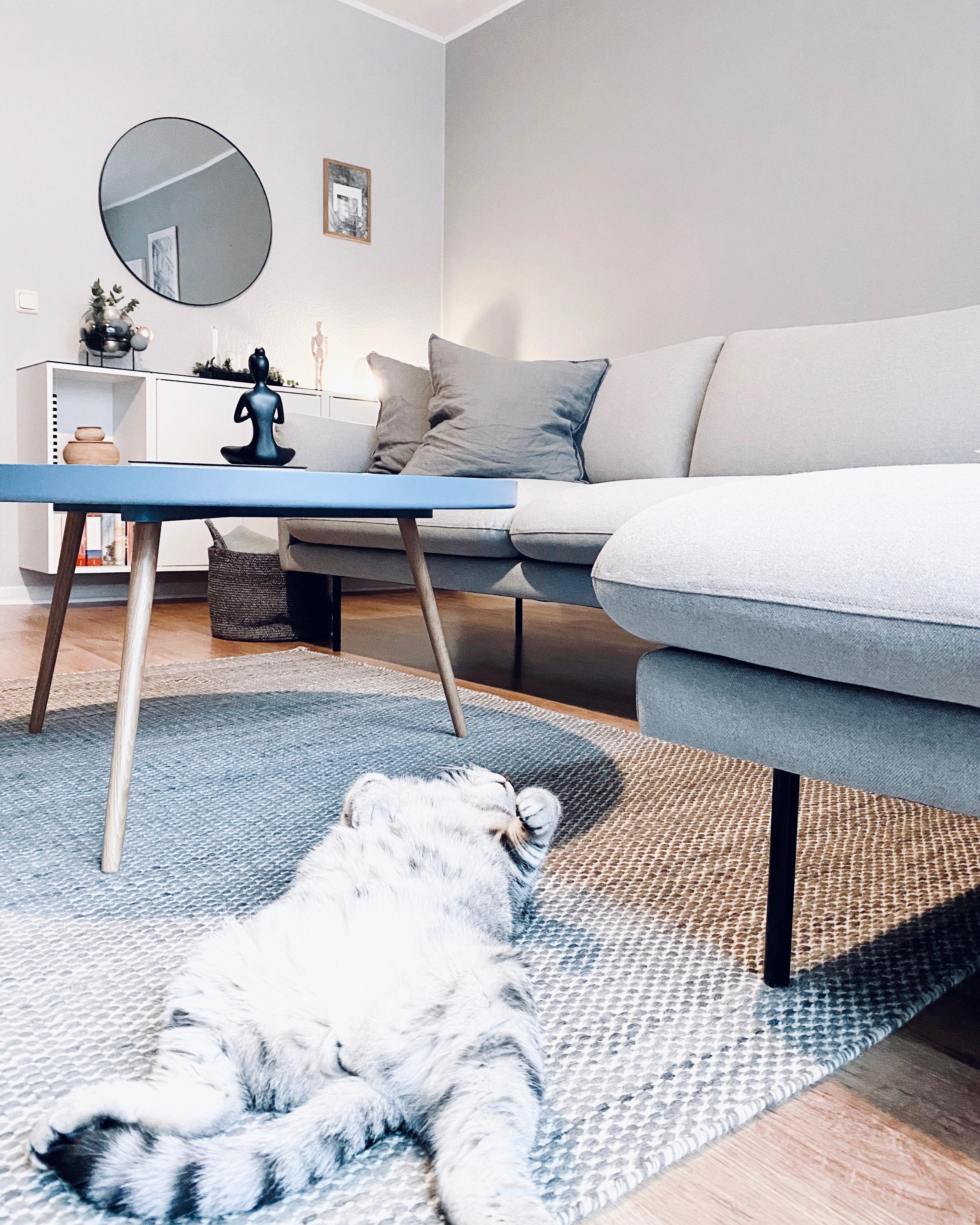 Lazy Sunday 🖤
#interior #hygge #nordicroom #scandinavianliving ##mynordicroom #scandinaviandesign #livingroom #greylove